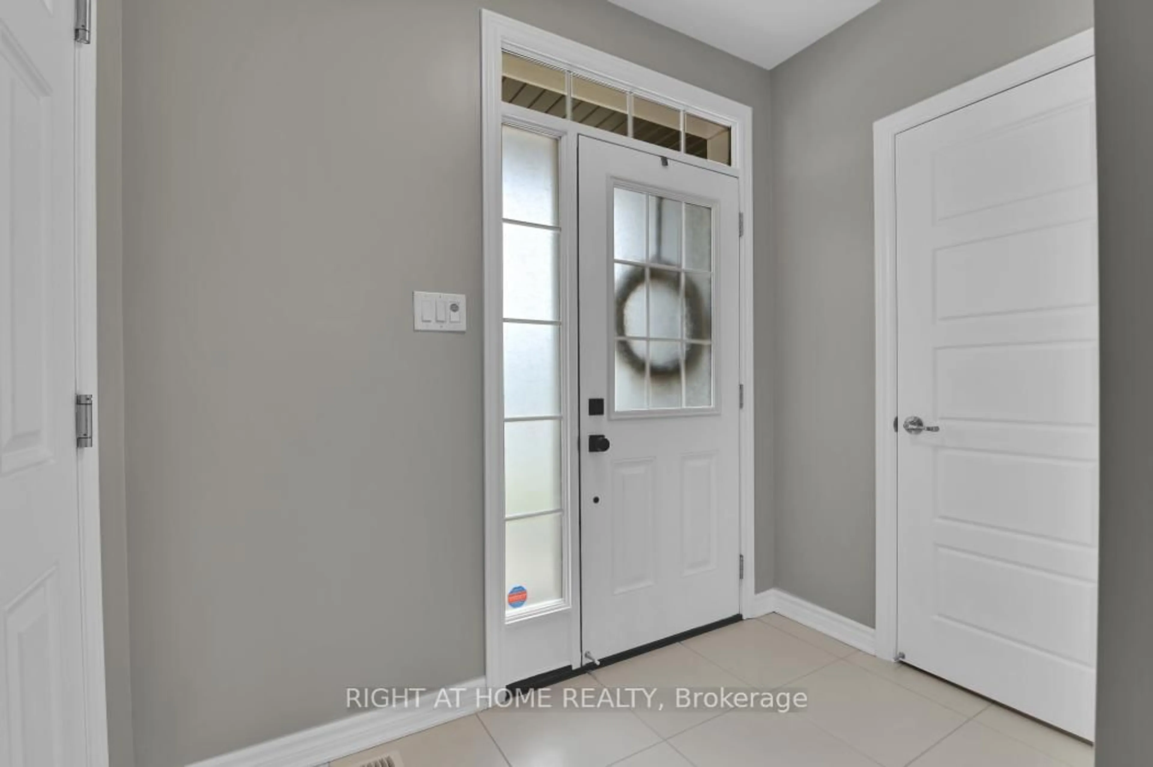 Indoor entryway for 359 Willow Aster Circ, Ottawa Ontario K4A 1C8