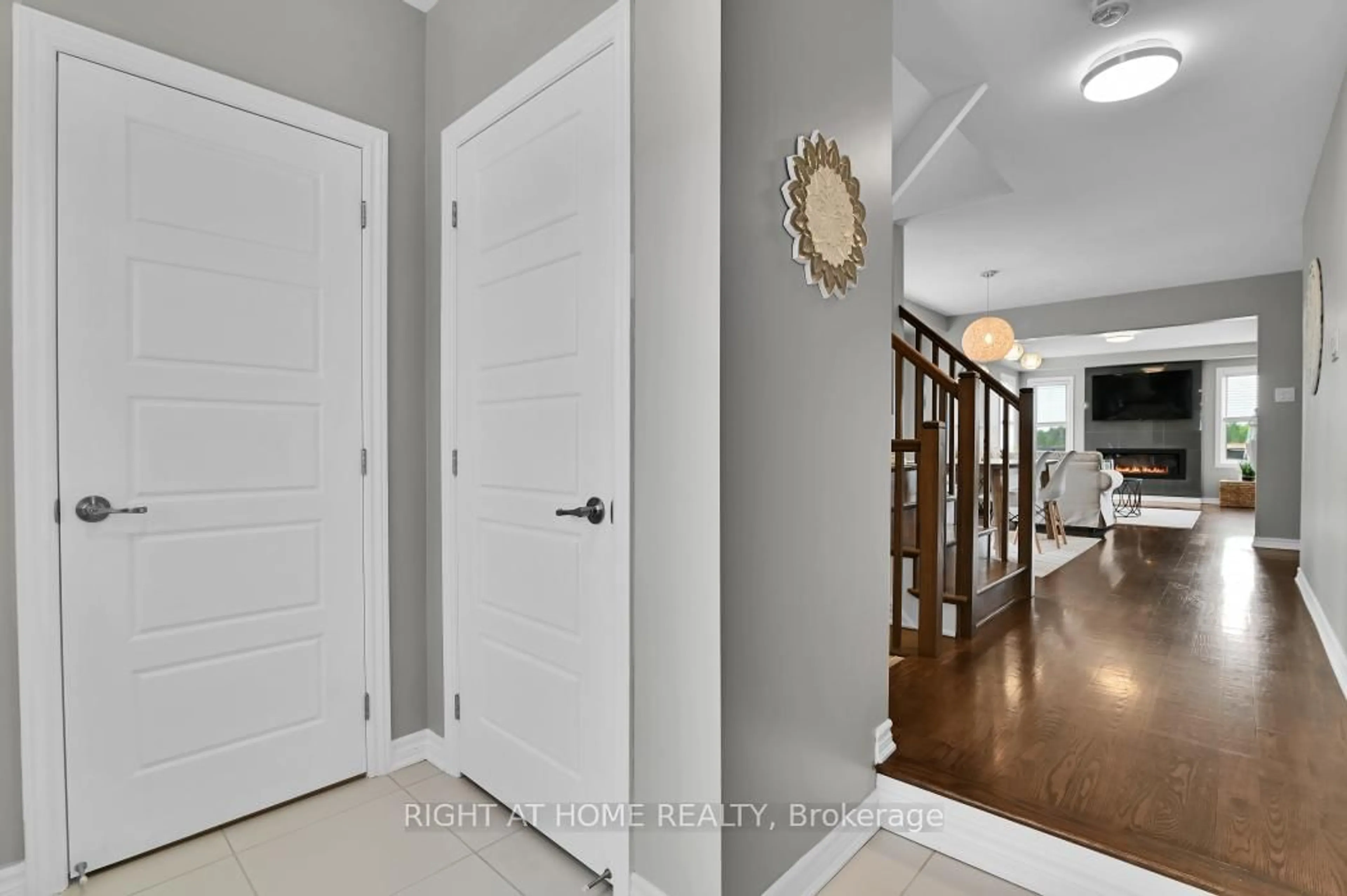 Indoor entryway for 359 Willow Aster Circ, Ottawa Ontario K4A 1C8