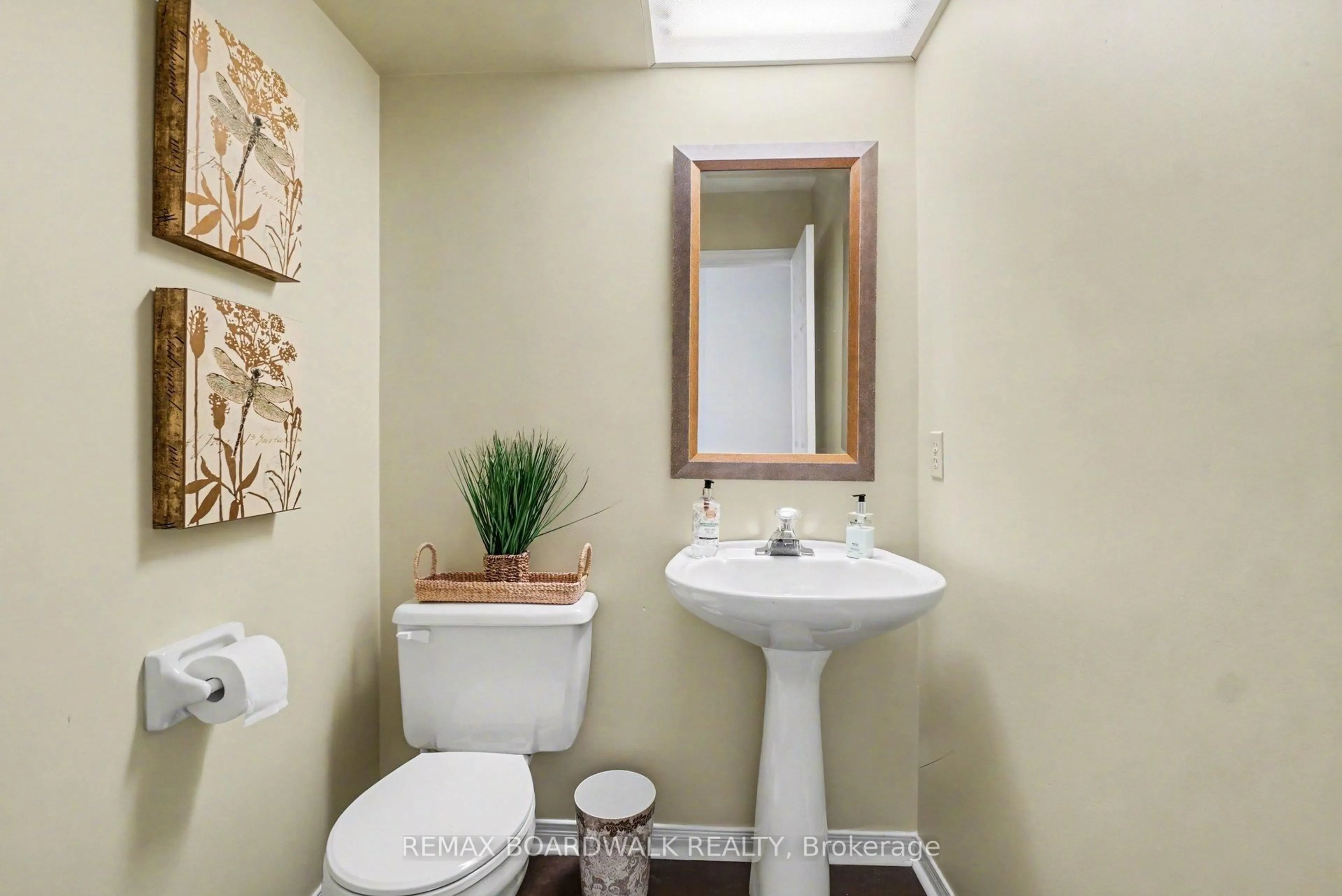 Standard bathroom, ceramic/tile floor for 5 Briston Private, Ottawa Ontario K1G 5P6