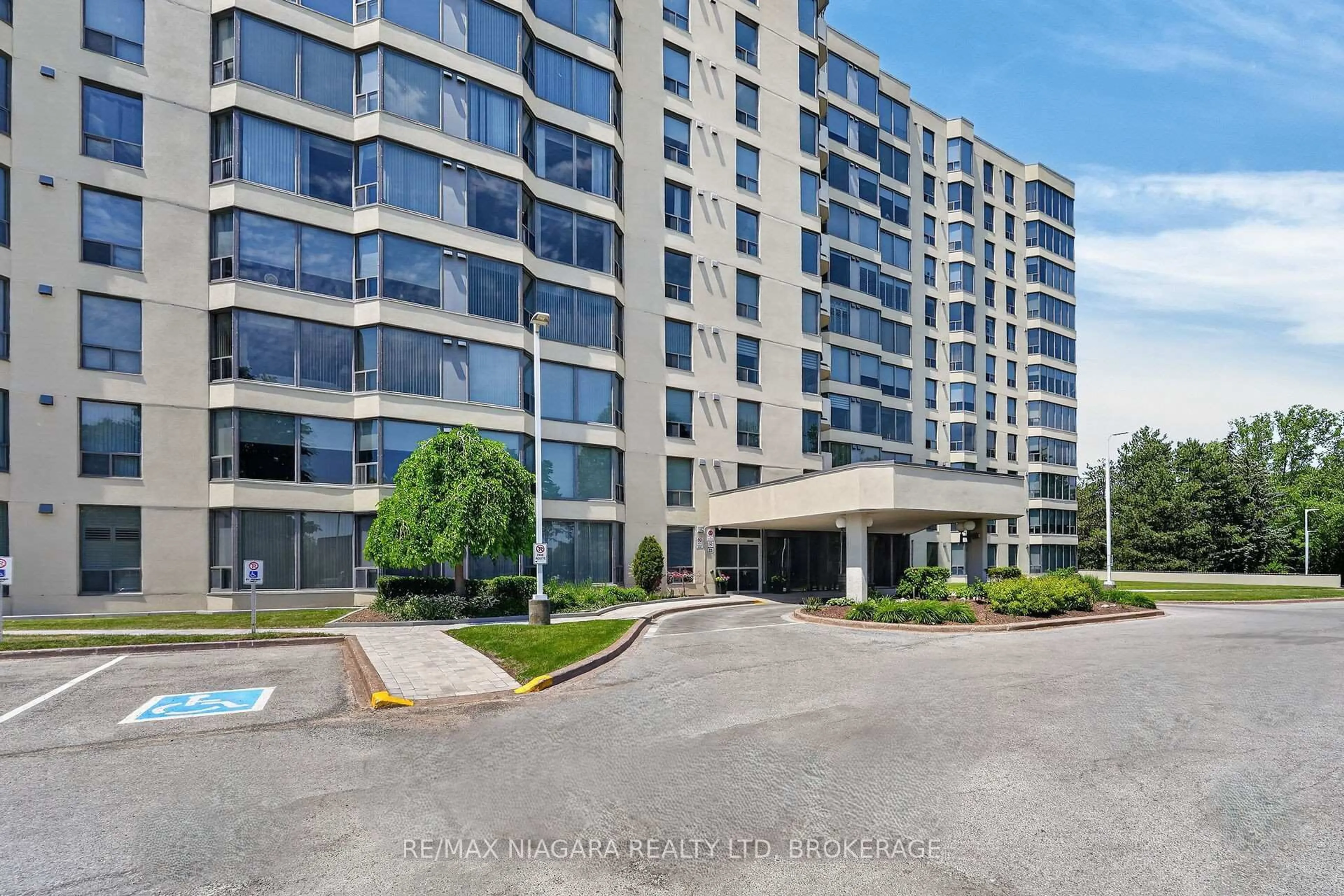 Indoor foyer for 81 Scott St #711, St. Catharines Ontario L2N 7L5