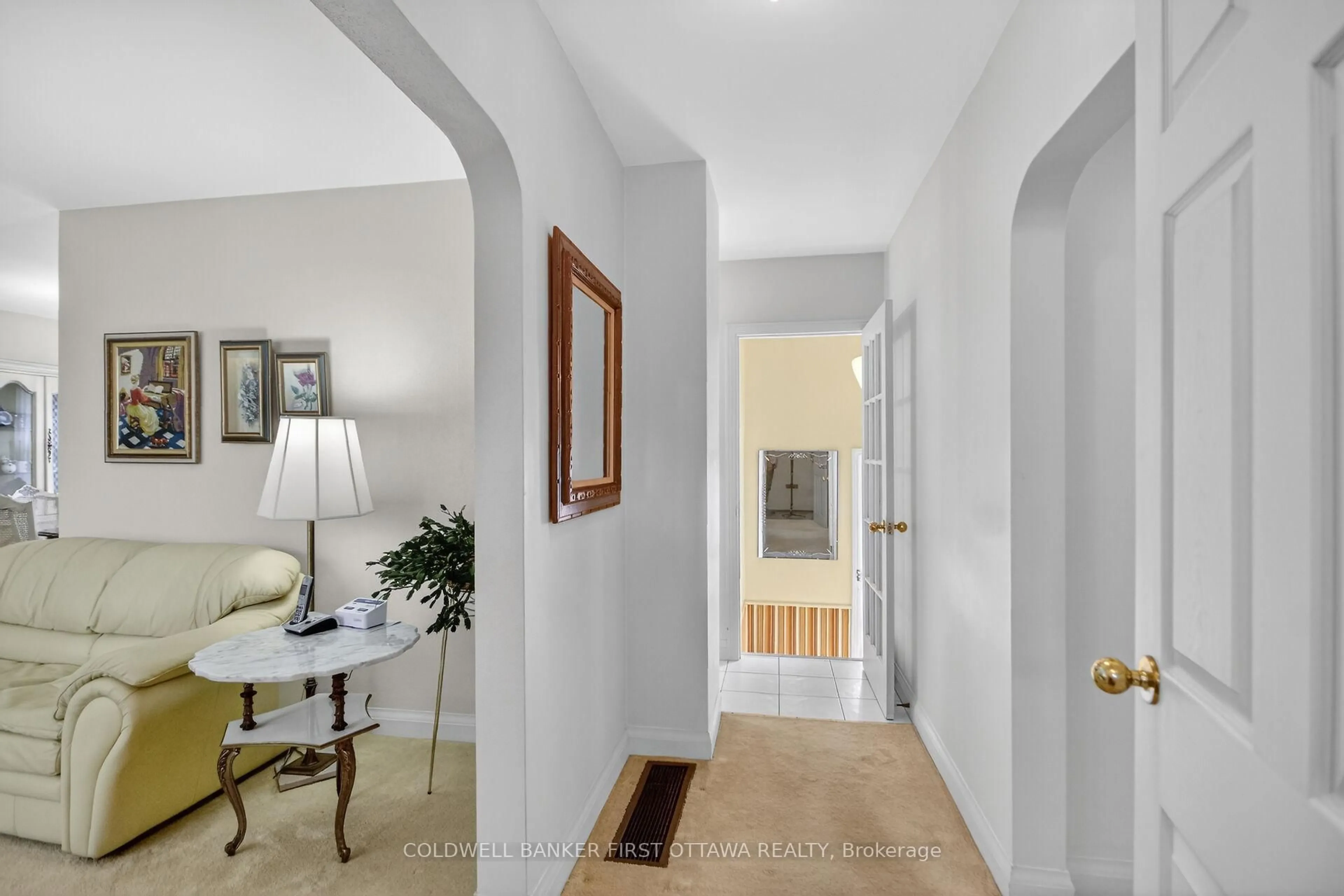 Indoor entryway for 1533 Mimosa Ave, Ottawa Ontario K1G 0W2