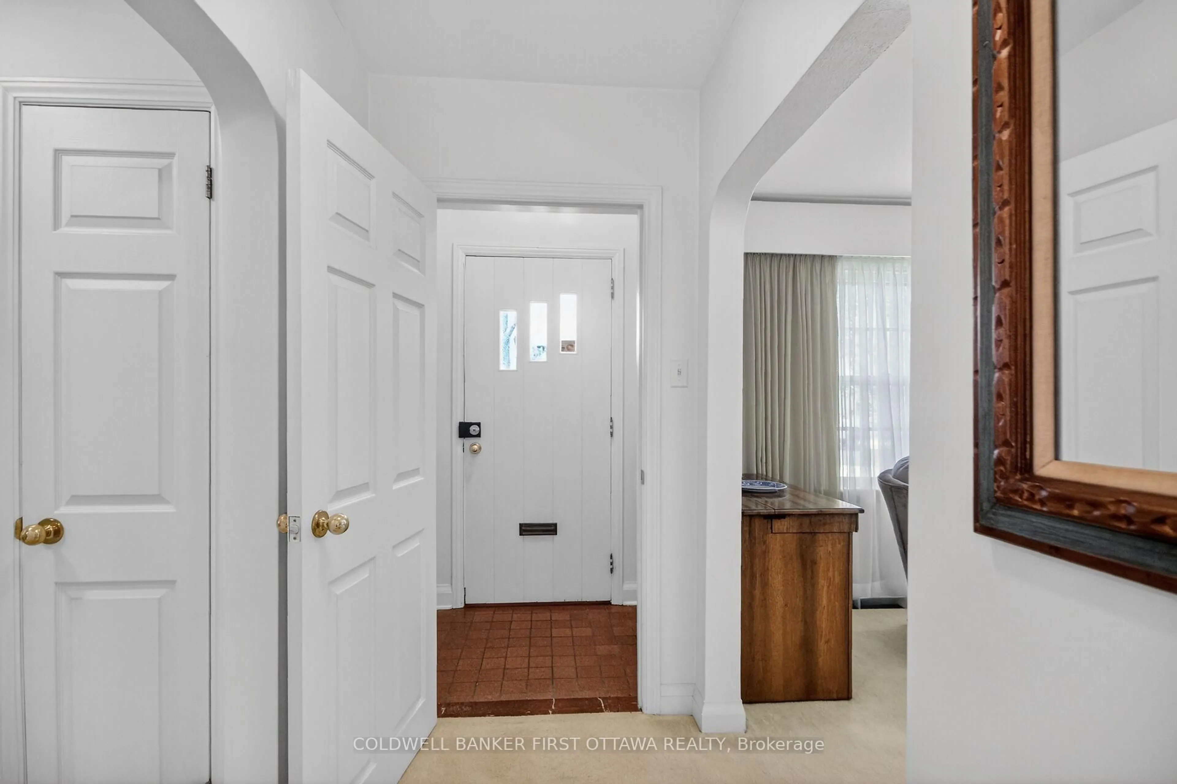Indoor entryway for 1533 Mimosa Ave, Ottawa Ontario K1G 0W2