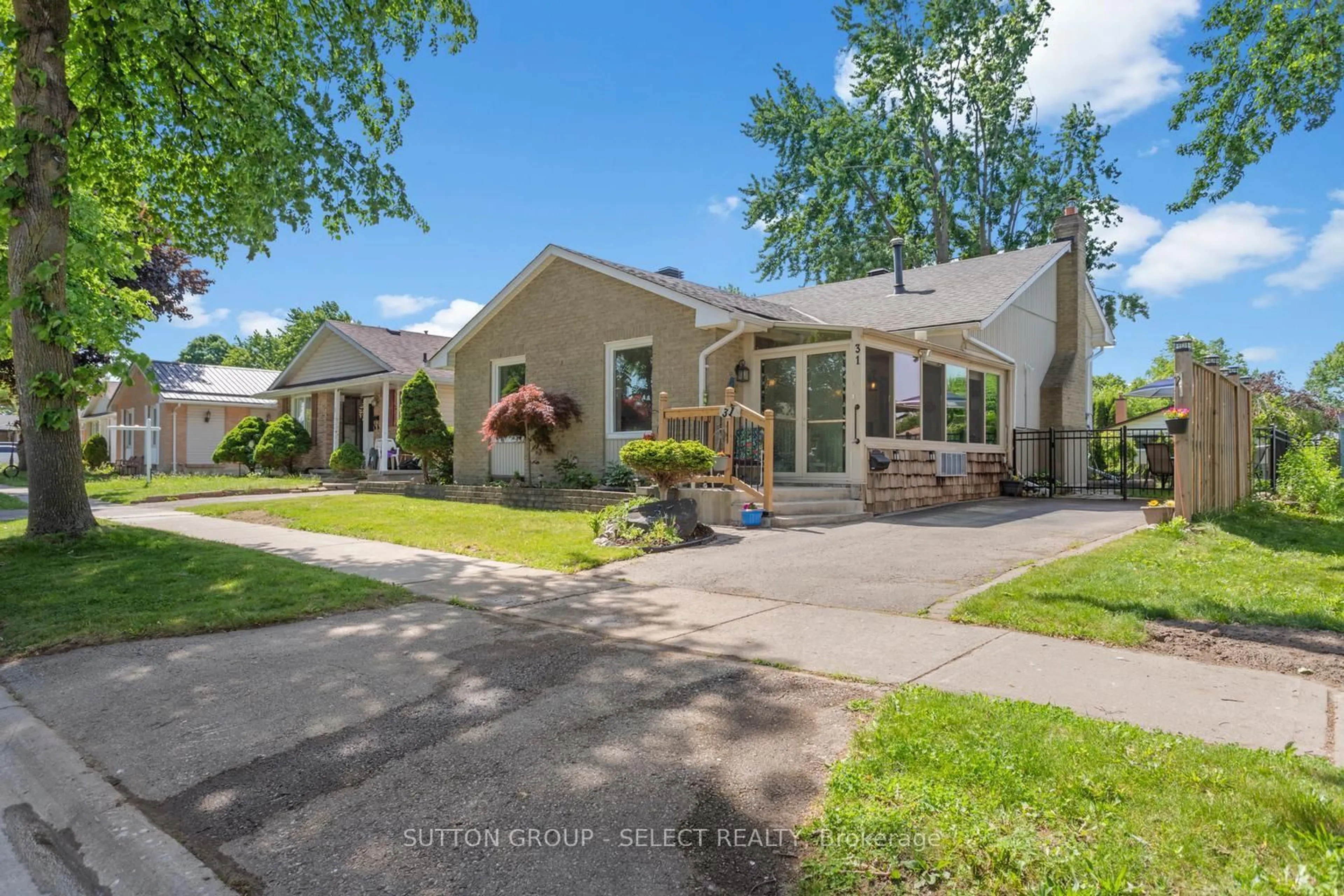 A pic from outside/outdoor area/front of a property/back of a property/a pic from drone, street for 31 Renny Cres, London South Ontario N6E 2C4