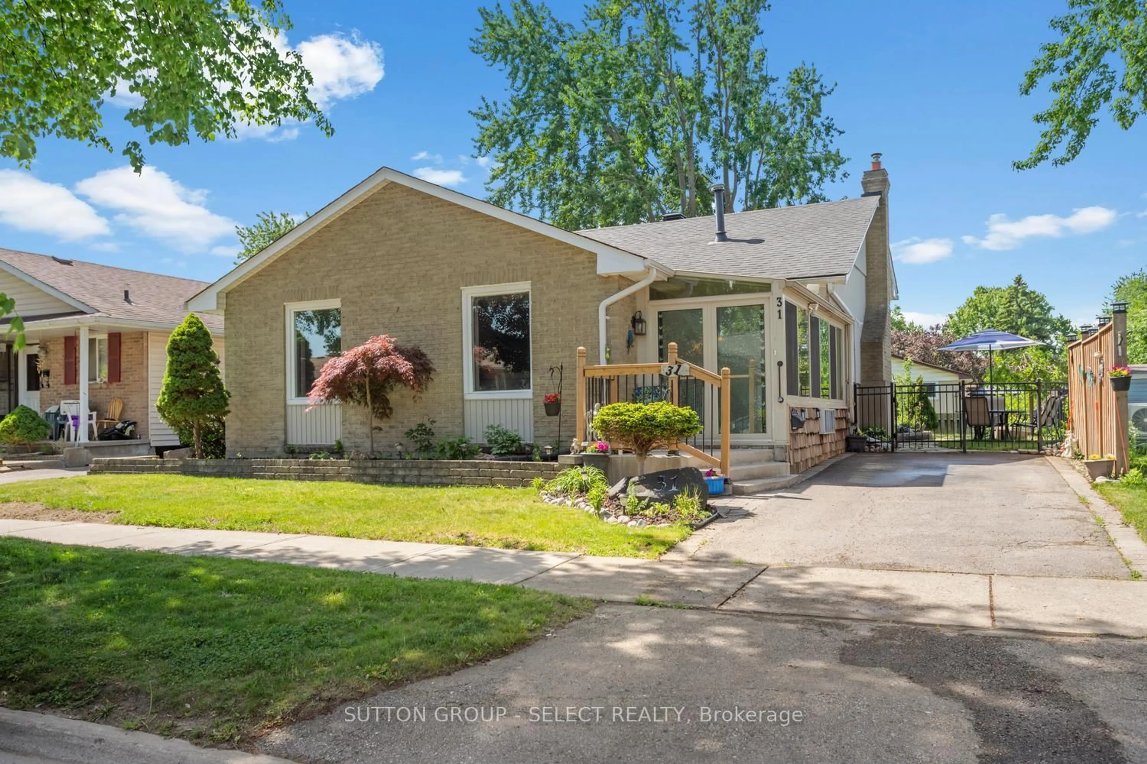 Home with vinyl exterior material, street for 31 Renny Cres, London South Ontario N6E 2C4