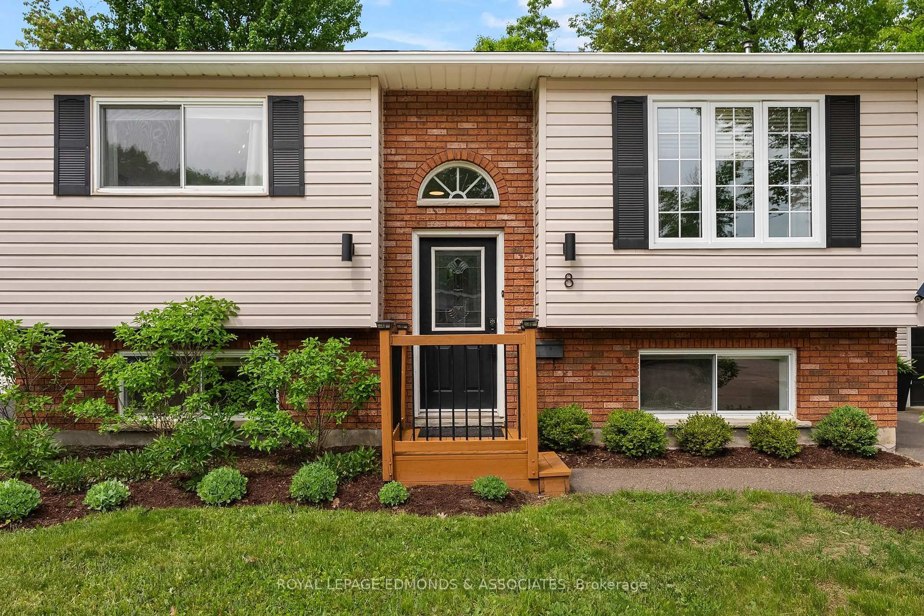 Home with vinyl exterior material, street for 8 Jan Dr, Petawawa Ontario K8H 3M5