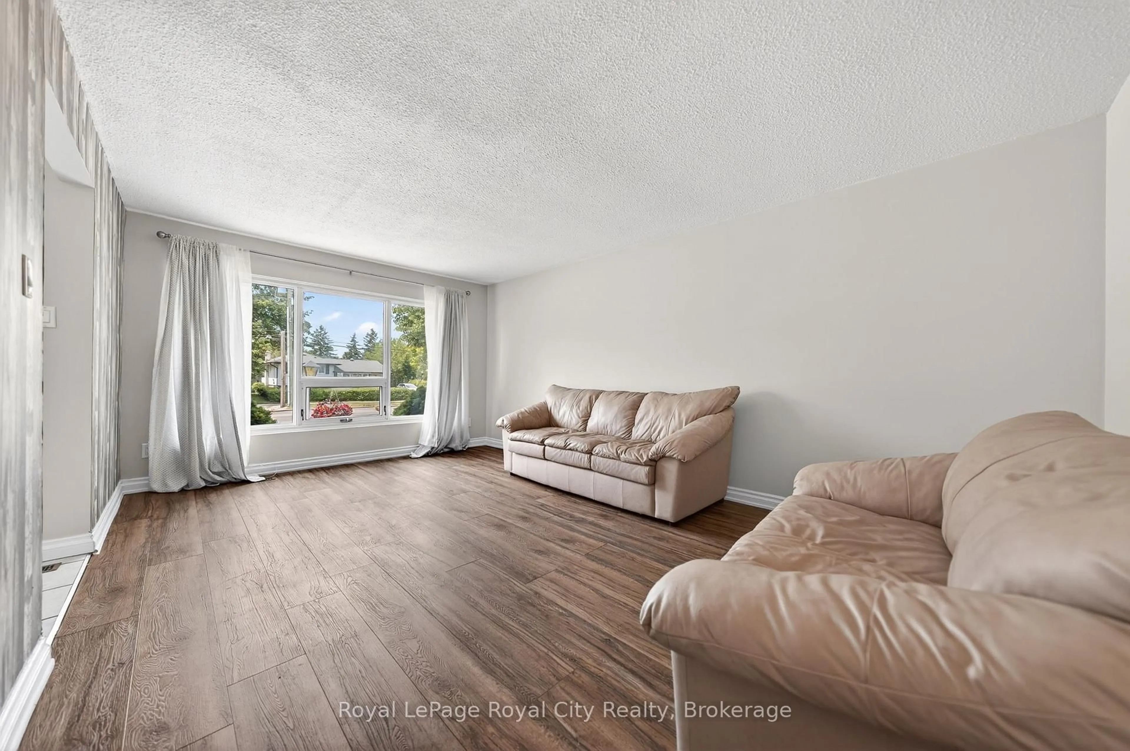 Living room with furniture, unknown for 35 Eastview Rd, Guelph Ontario N1E 6J7