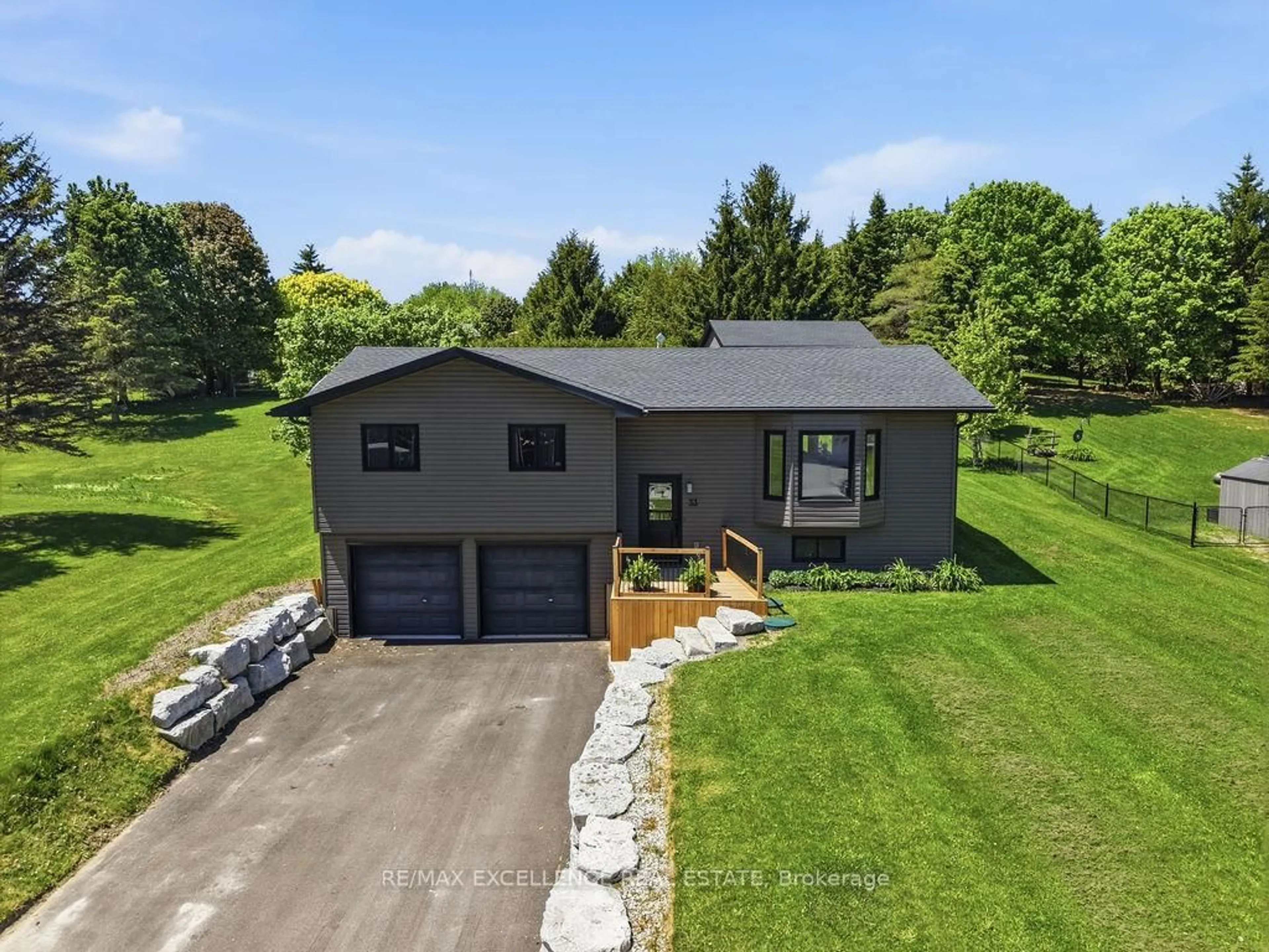 A pic from outside/outdoor area/front of a property/back of a property/a pic from drone, unknown for 33 Main St, Amaranth Ontario L9W 3Z3