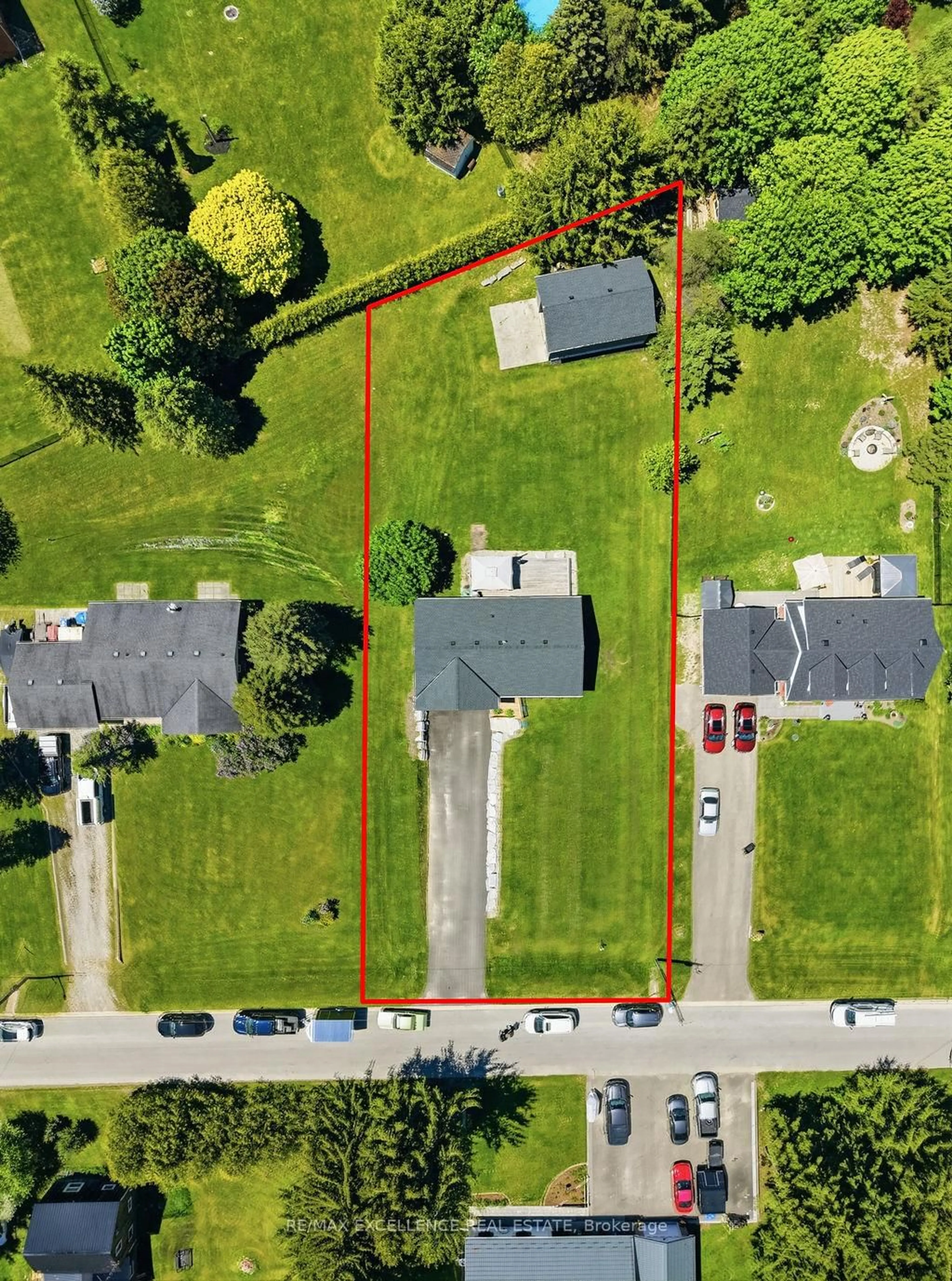 A pic from outside/outdoor area/front of a property/back of a property/a pic from drone, street for 33 Main St, Amaranth Ontario L9W 3Z3