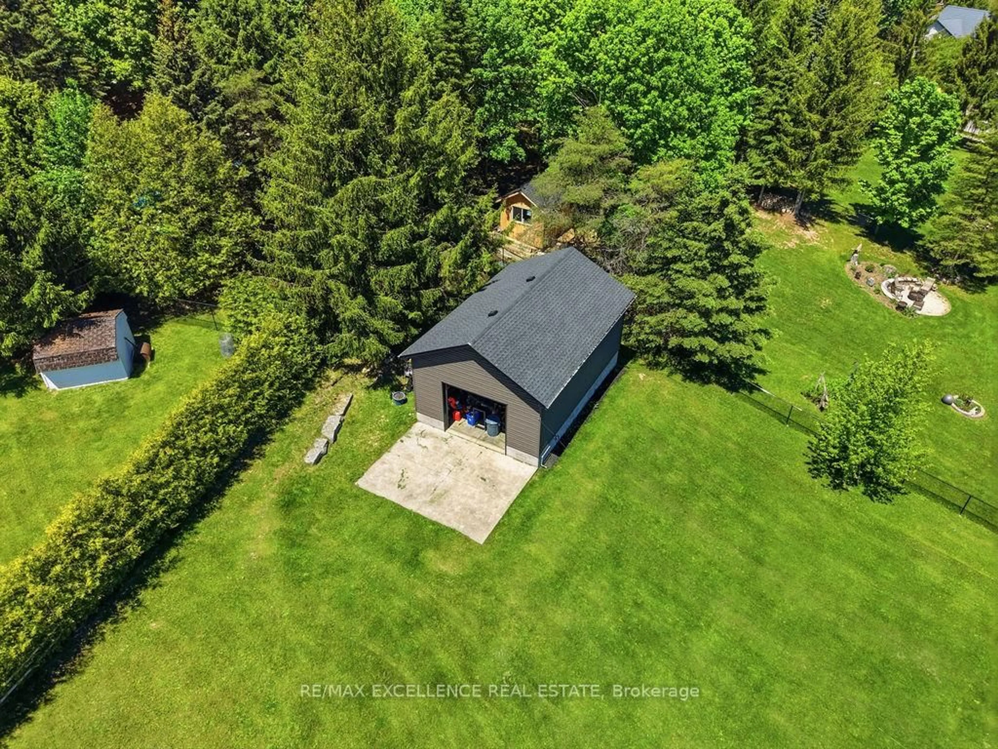 A pic from outside/outdoor area/front of a property/back of a property/a pic from drone, unknown for 33 Main St, Amaranth Ontario L9W 3Z3