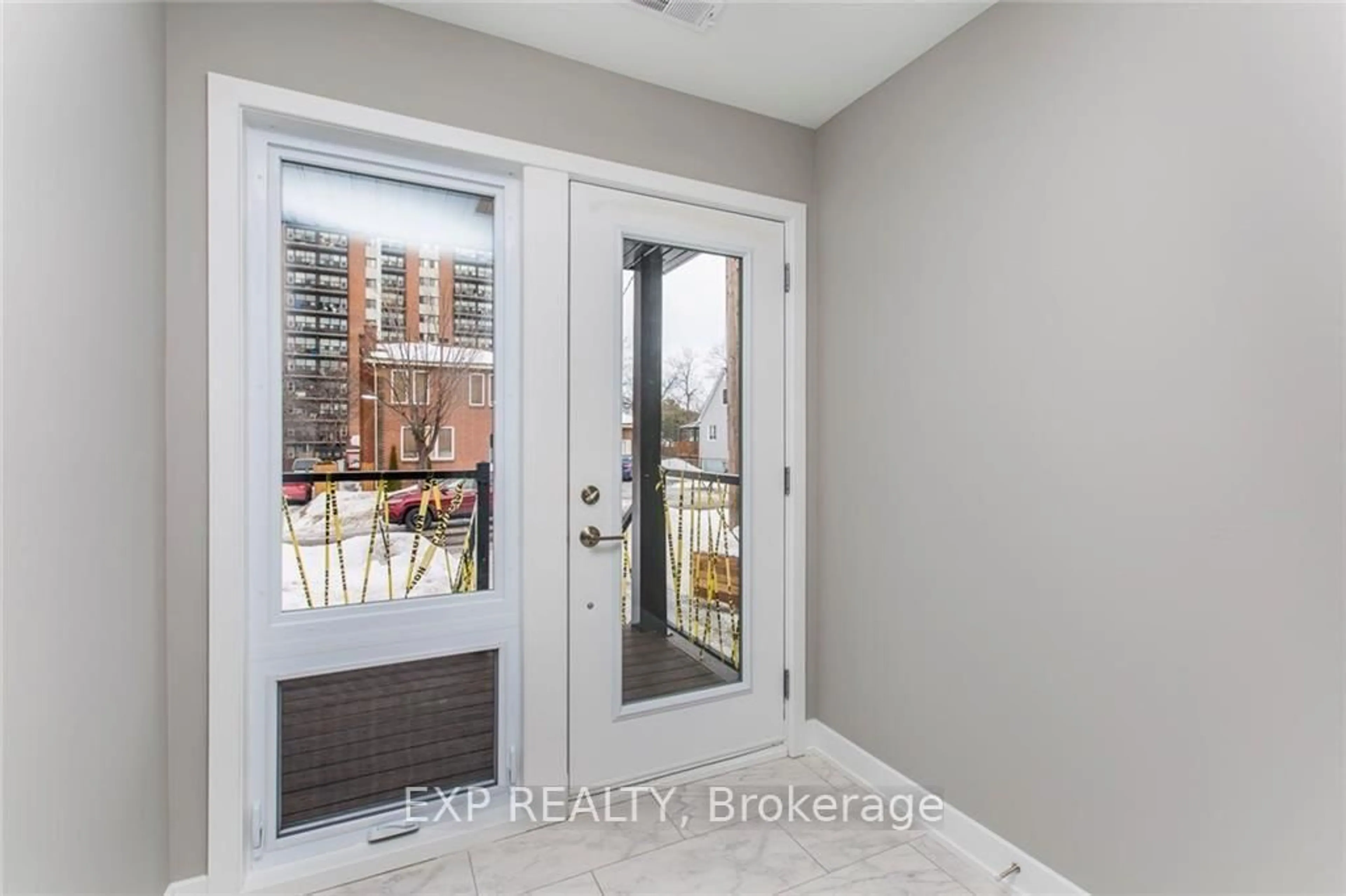 Indoor entryway for 546 Guy St, Ottawa Ontario K1K 1B9