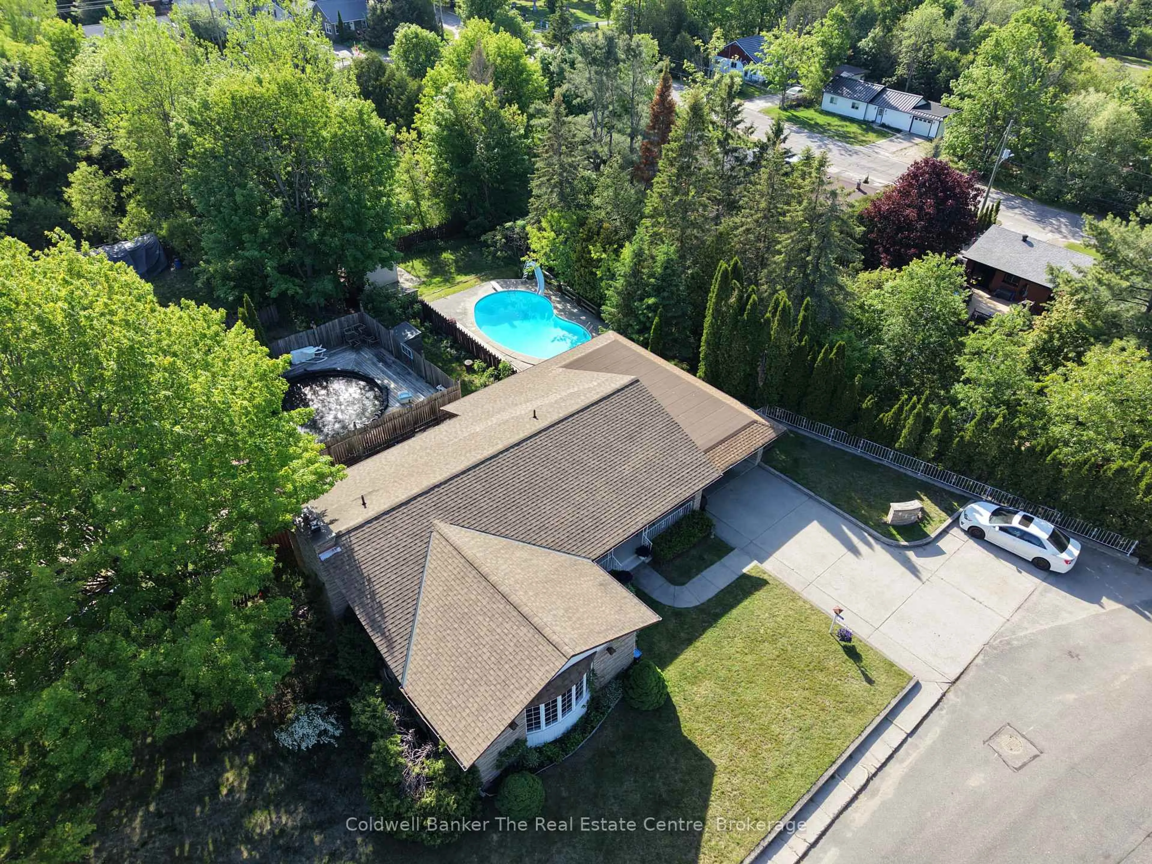 A pic from outside/outdoor area/front of a property/back of a property/a pic from drone, unknown for 815 Muskoka Rd, Gravenhurst Ontario P1P 1C2