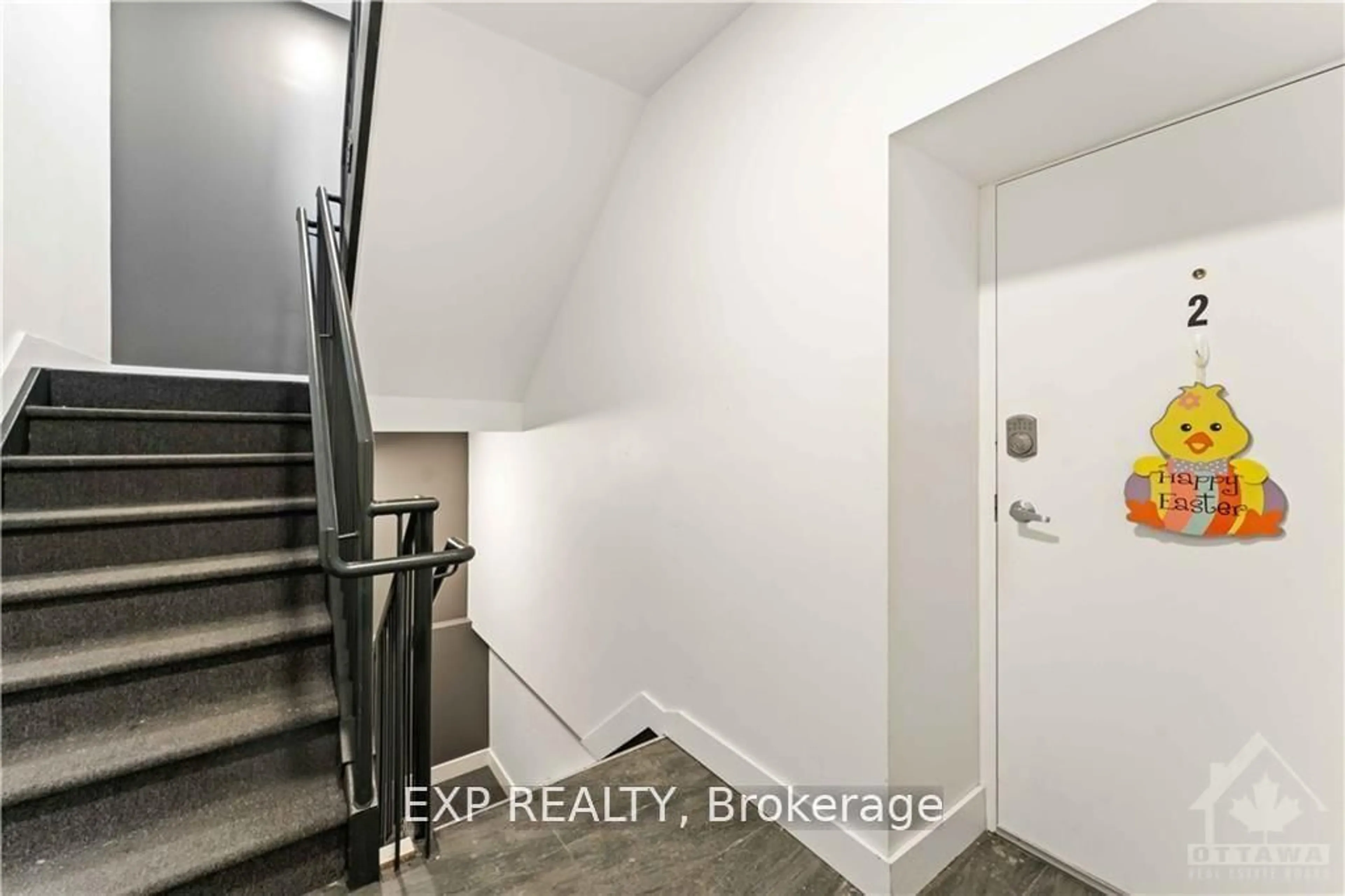 Indoor entryway for 227 BLACKBURN Ave, Ottawa Ontario K1N 8A9