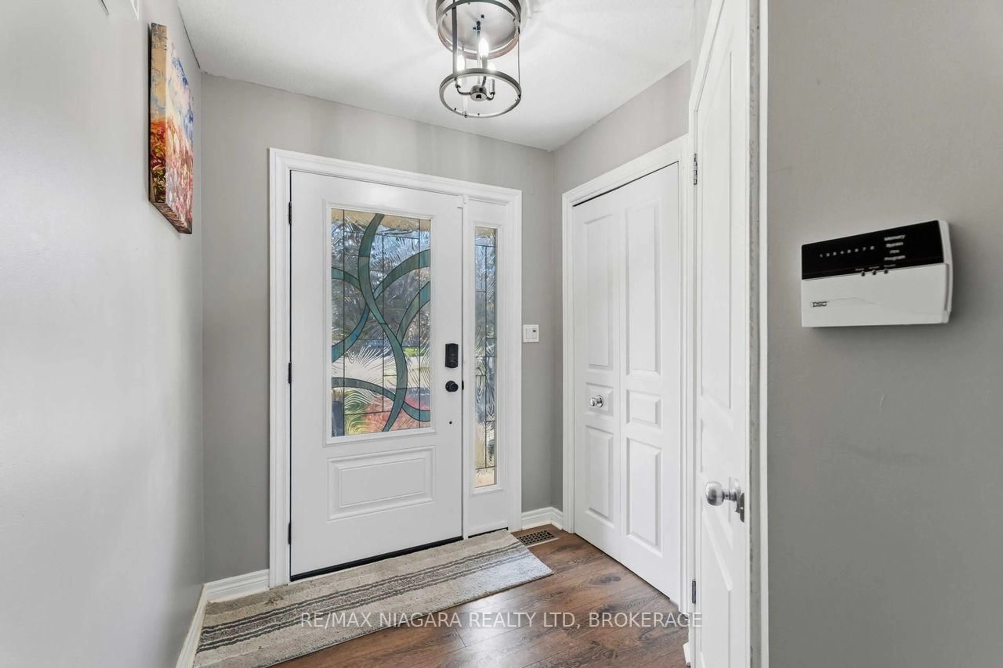 Indoor entryway for 43 Flynn Crt, St. Catharines Ontario L2S 4E1