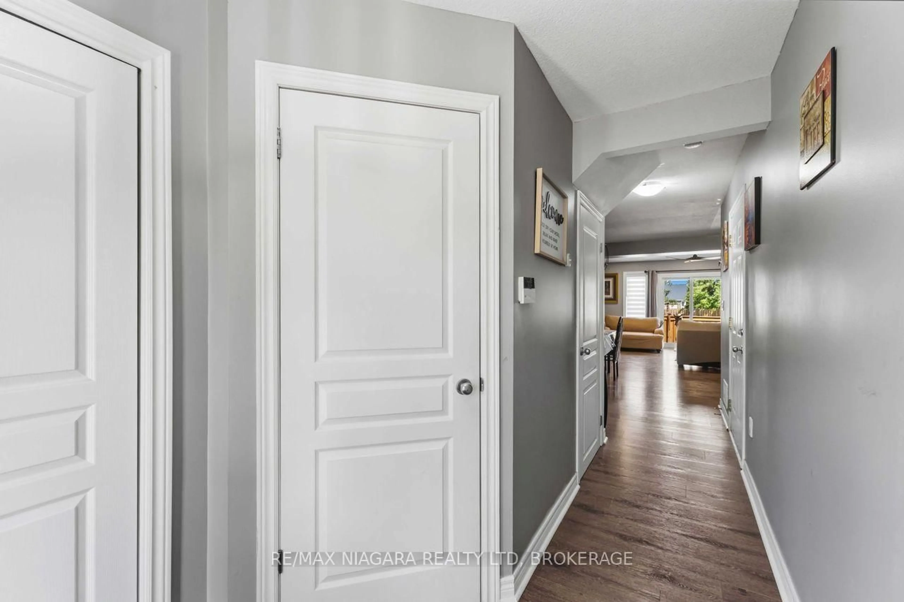 Indoor entryway for 43 Flynn Crt, St. Catharines Ontario L2S 4E1