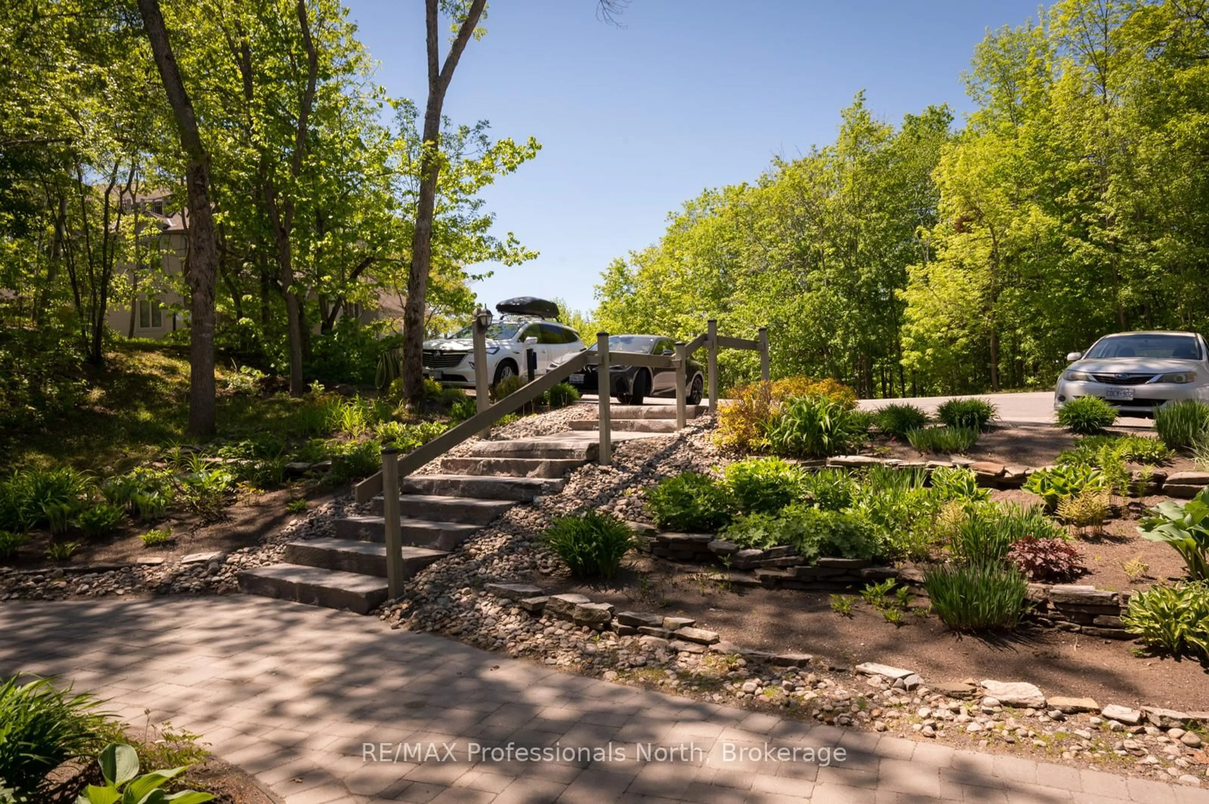 Patio, street for 121 Grandview Hilltop Dr #121, Huntsville Ontario P1H 2J5