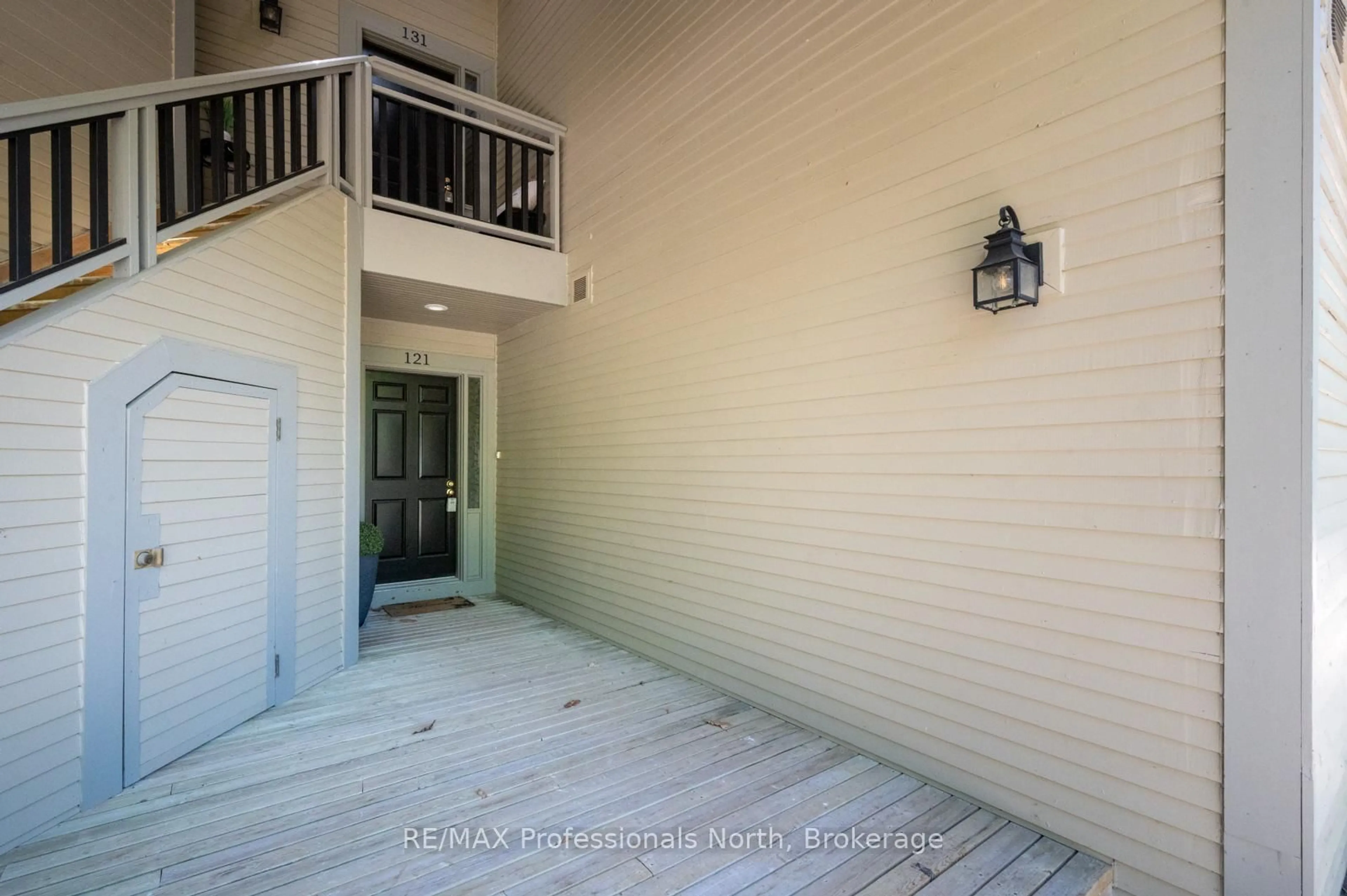Indoor entryway for 121 Grandview Hilltop Dr #121, Huntsville Ontario P1H 2J5