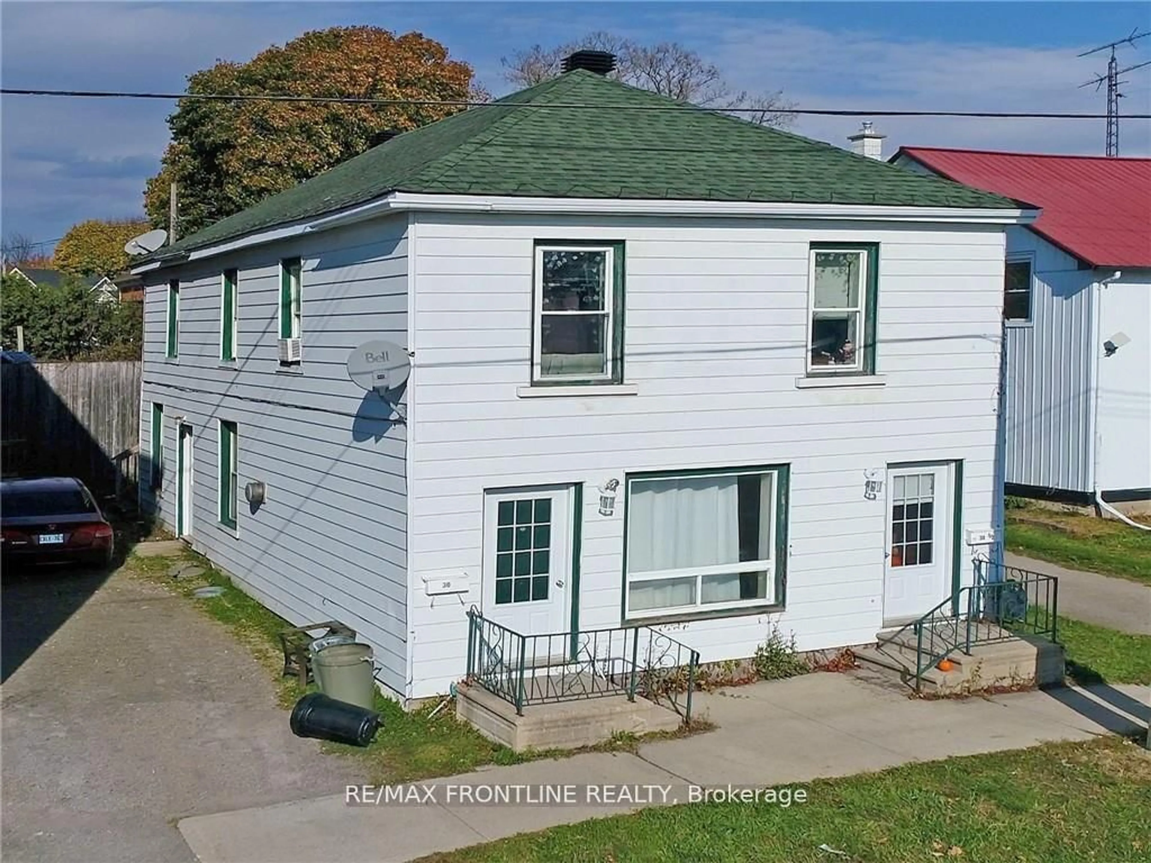 A pic from outside/outdoor area/front of a property/back of a property/a pic from drone, building for 30 William St, Smiths Falls Ontario K7A 1C4