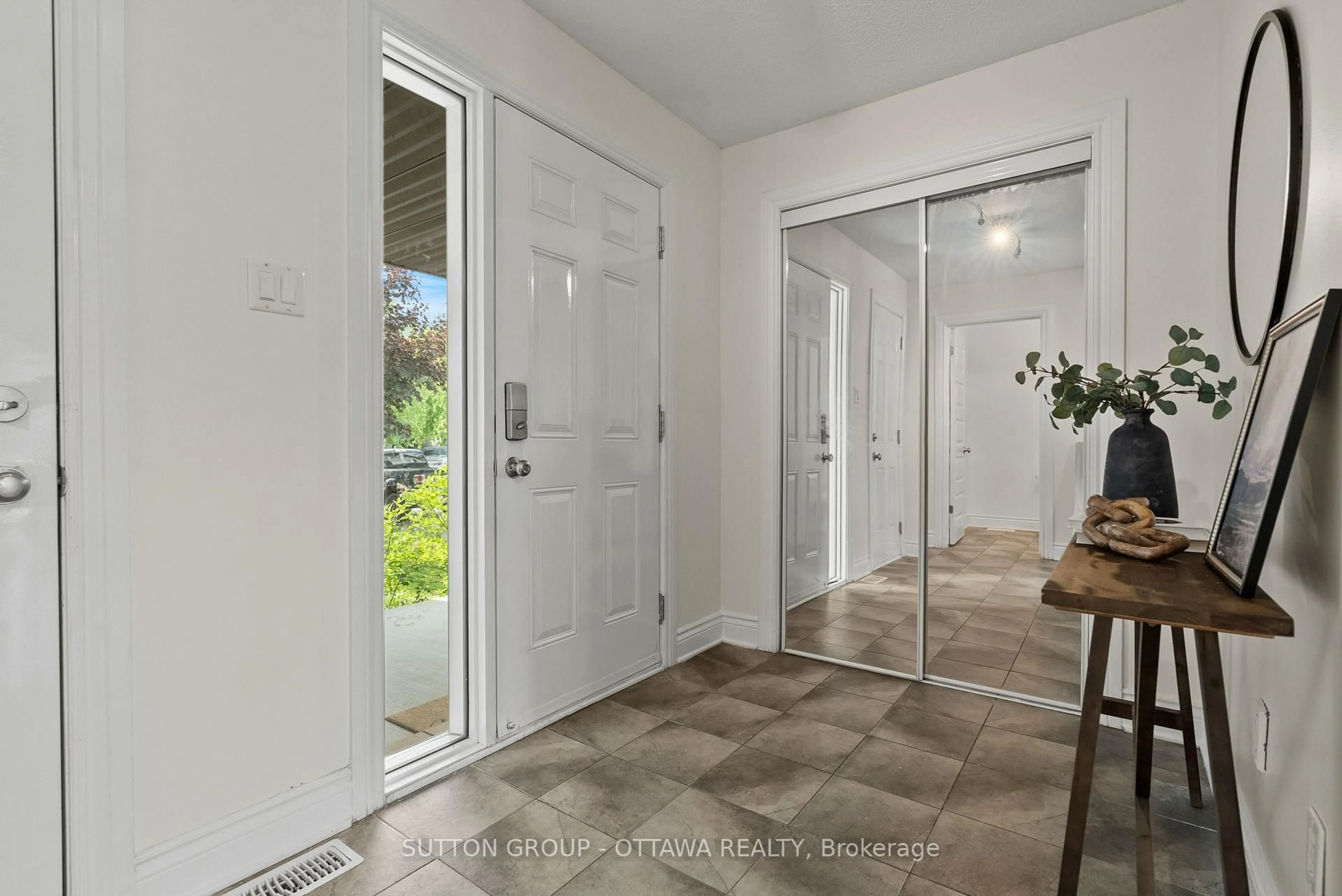 Indoor entryway for 84 NATHALIE St, Clarence-Rockland Ontario K4K 0J3