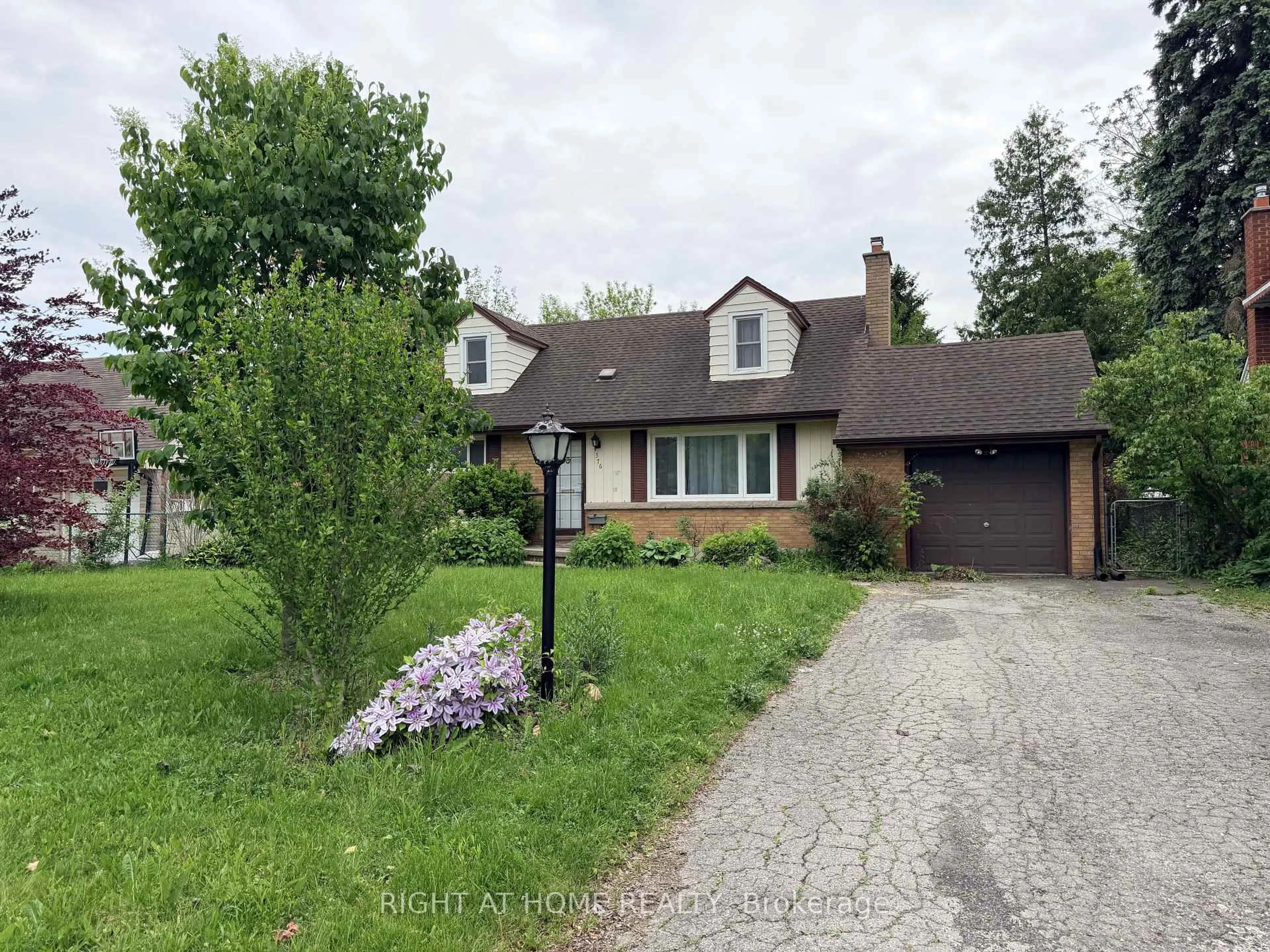 A pic from outside/outdoor area/front of a property/back of a property/a pic from drone, street for 376 Ridgewood Cres, London South Ontario N6J 3H1