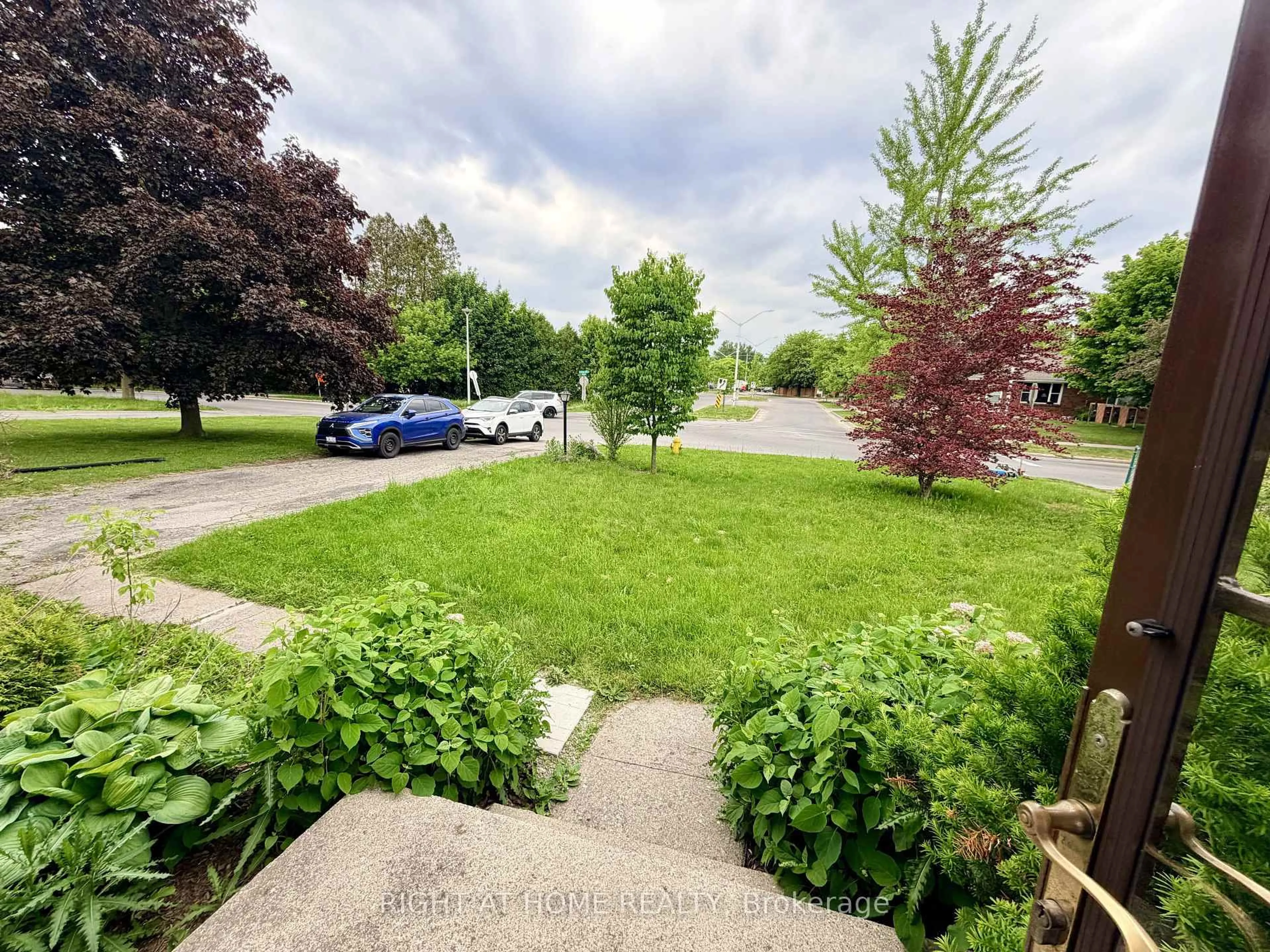 A pic from outside/outdoor area/front of a property/back of a property/a pic from drone, street for 376 Ridgewood Cres, London South Ontario N6J 3H1