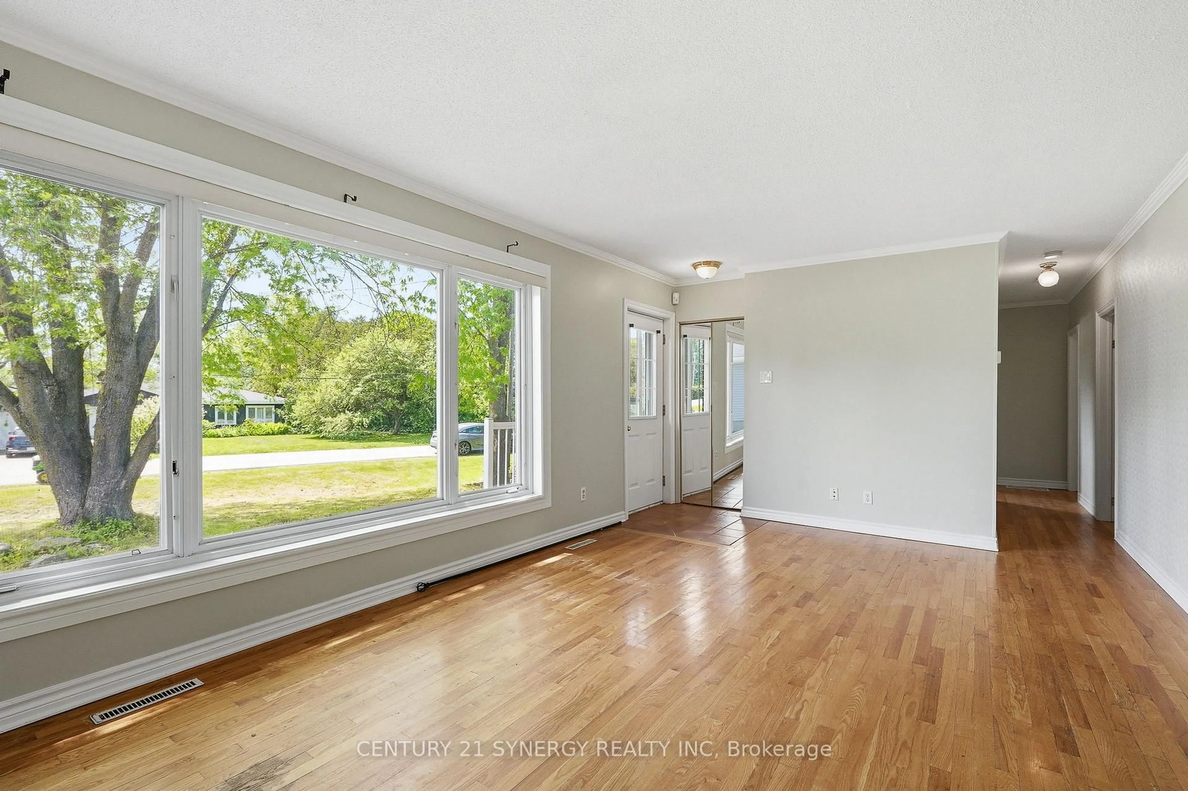 Indoor entryway for 3941 Shirley Ave, Ottawa Ontario K1V 1H4