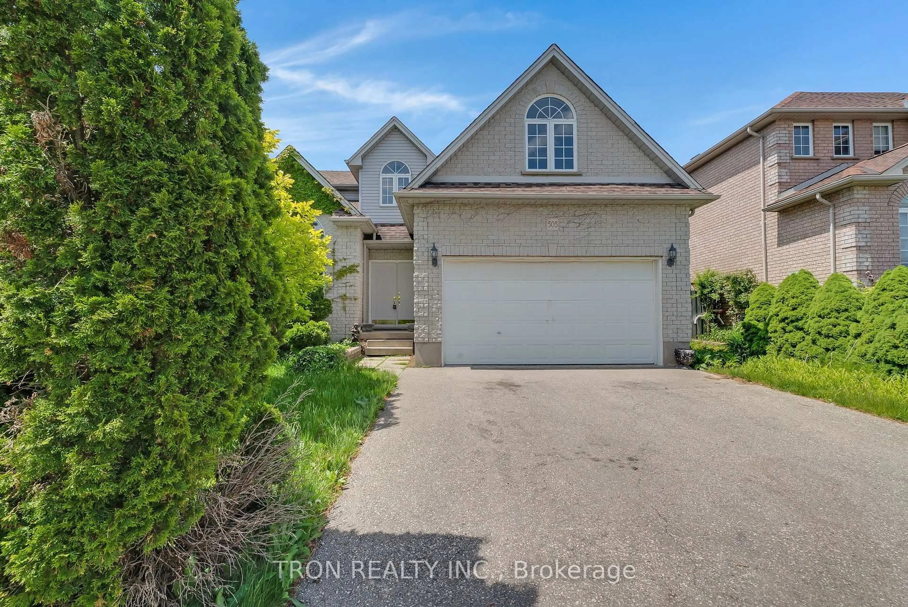A pic from outside/outdoor area/front of a property/back of a property/a pic from drone, street for 505 Yorkshire Dr, Waterloo Ontario N2T 2V1