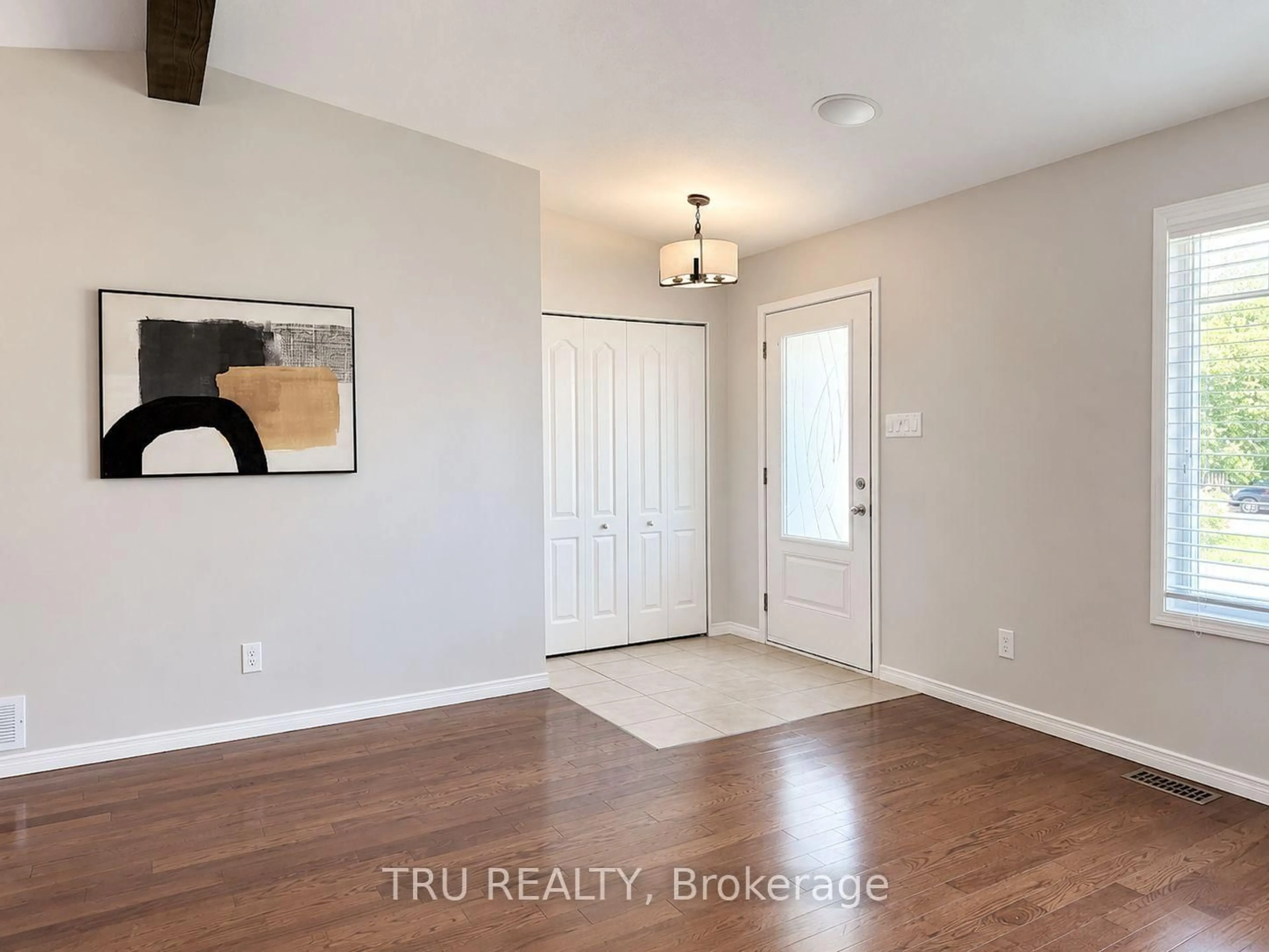 Indoor entryway for 2315 Laval St, Clarence-Rockland Ontario K0A 1E0