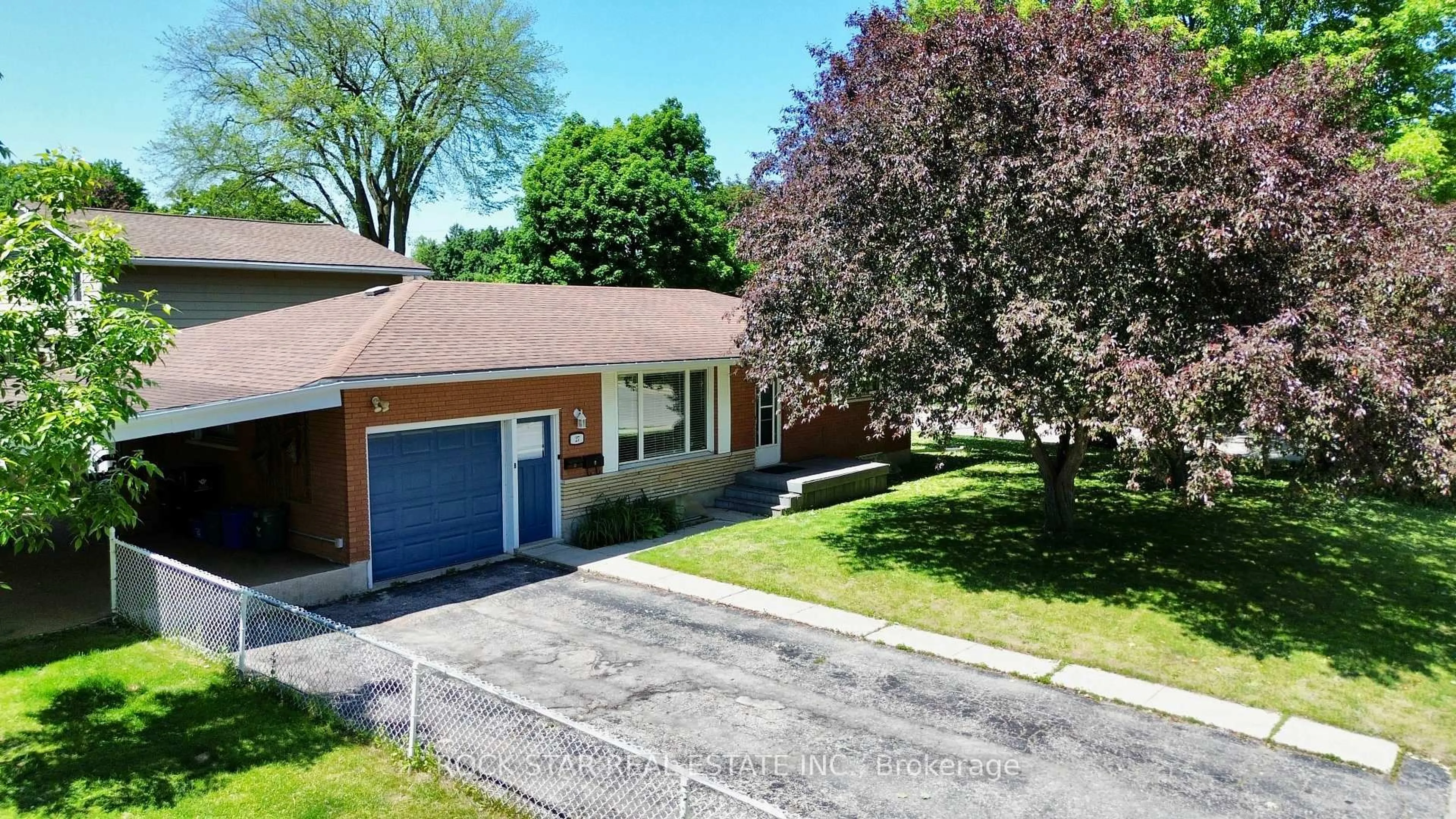 A pic from outside/outdoor area/front of a property/back of a property/a pic from drone, street for 27 Elizabeth St, Cambridge Ontario N3C 2T2