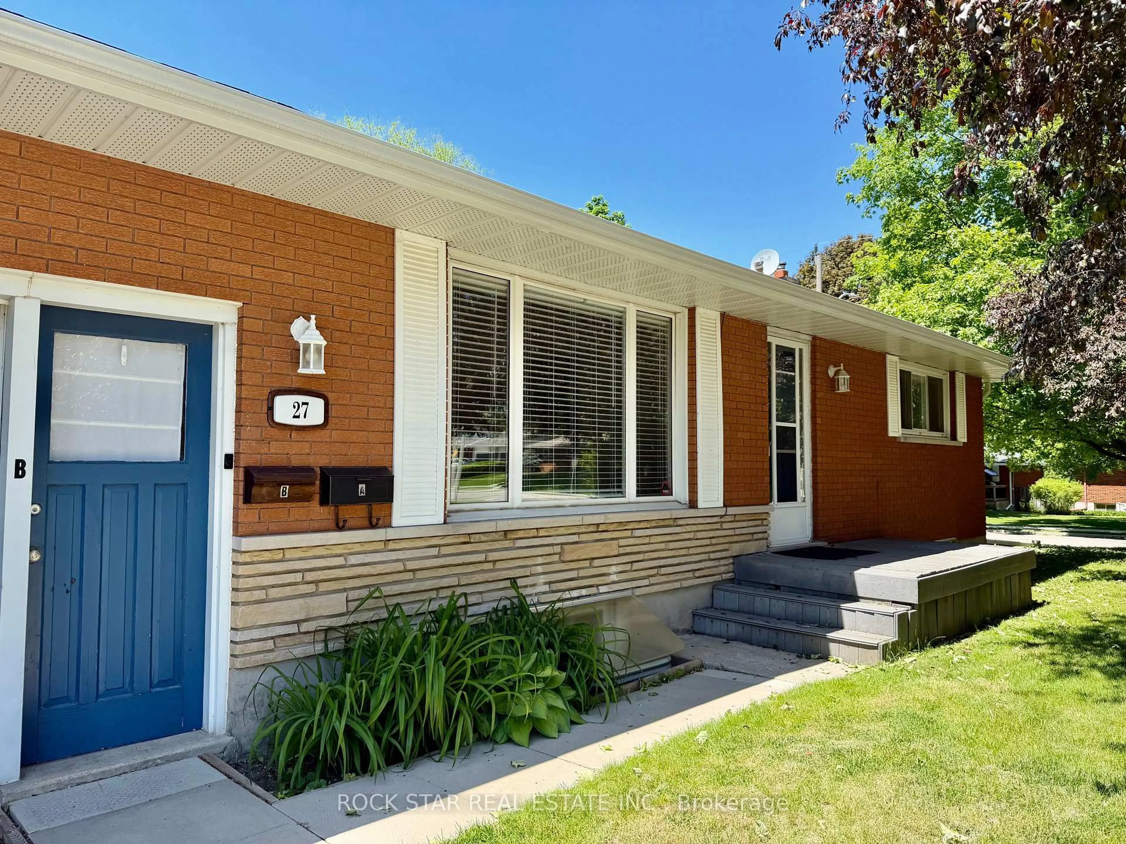 Home with brick exterior material, street for 27 Elizabeth St, Cambridge Ontario N3C 2T2