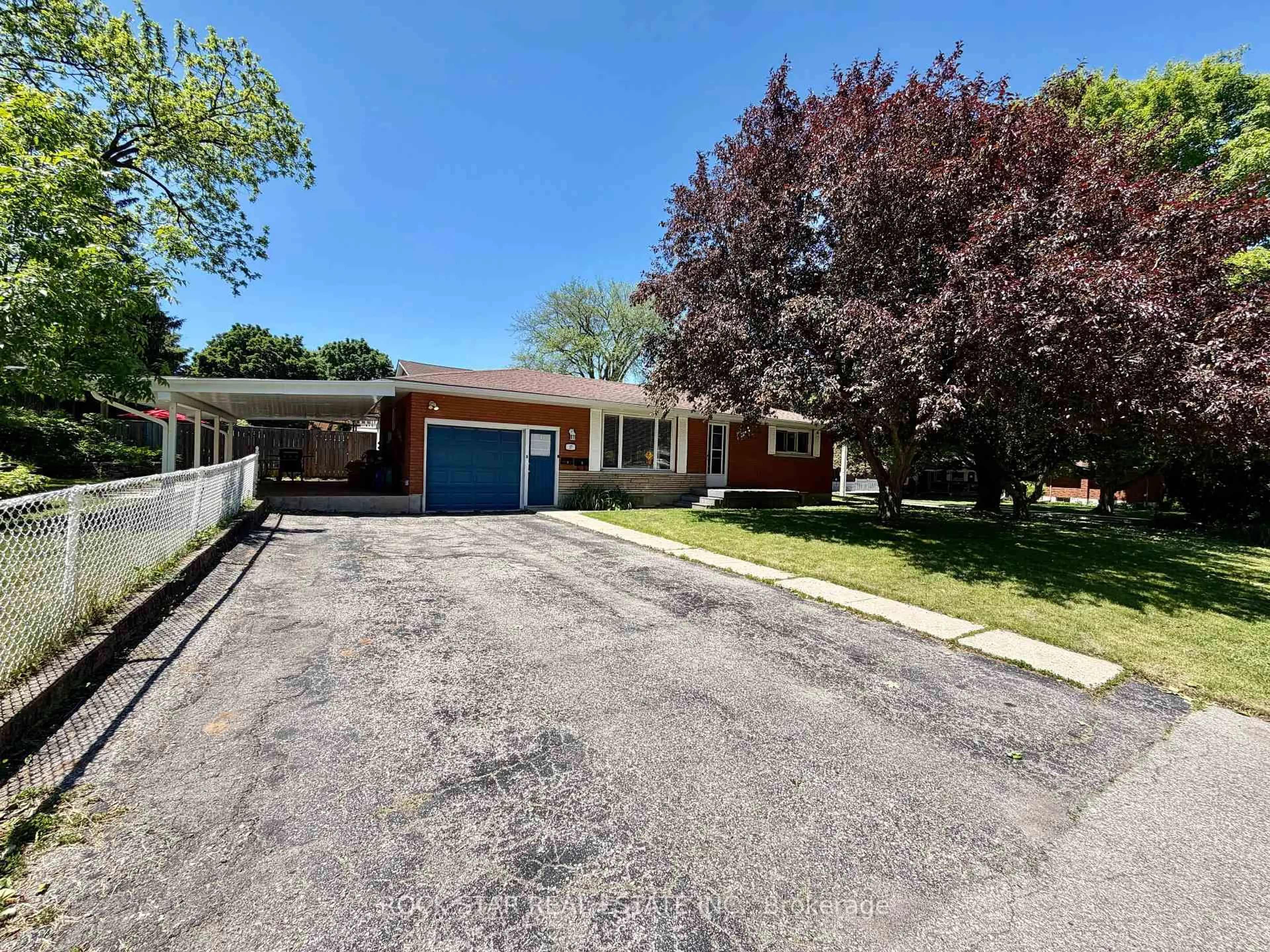 A pic from outside/outdoor area/front of a property/back of a property/a pic from drone, street for 27 Elizabeth St, Cambridge Ontario N3C 2T2