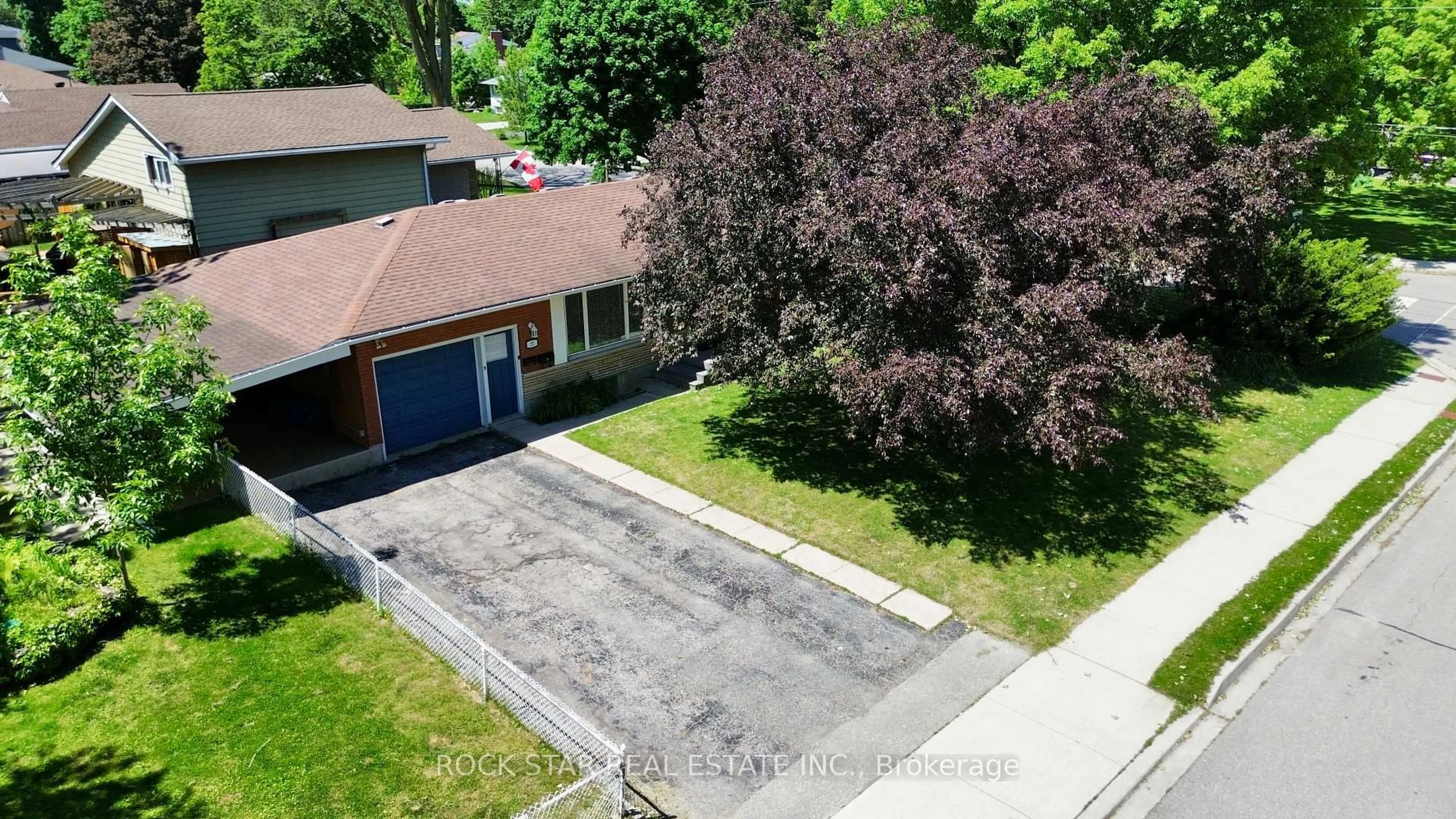 A pic from outside/outdoor area/front of a property/back of a property/a pic from drone, street for 27 Elizabeth St, Cambridge Ontario N3C 2T2