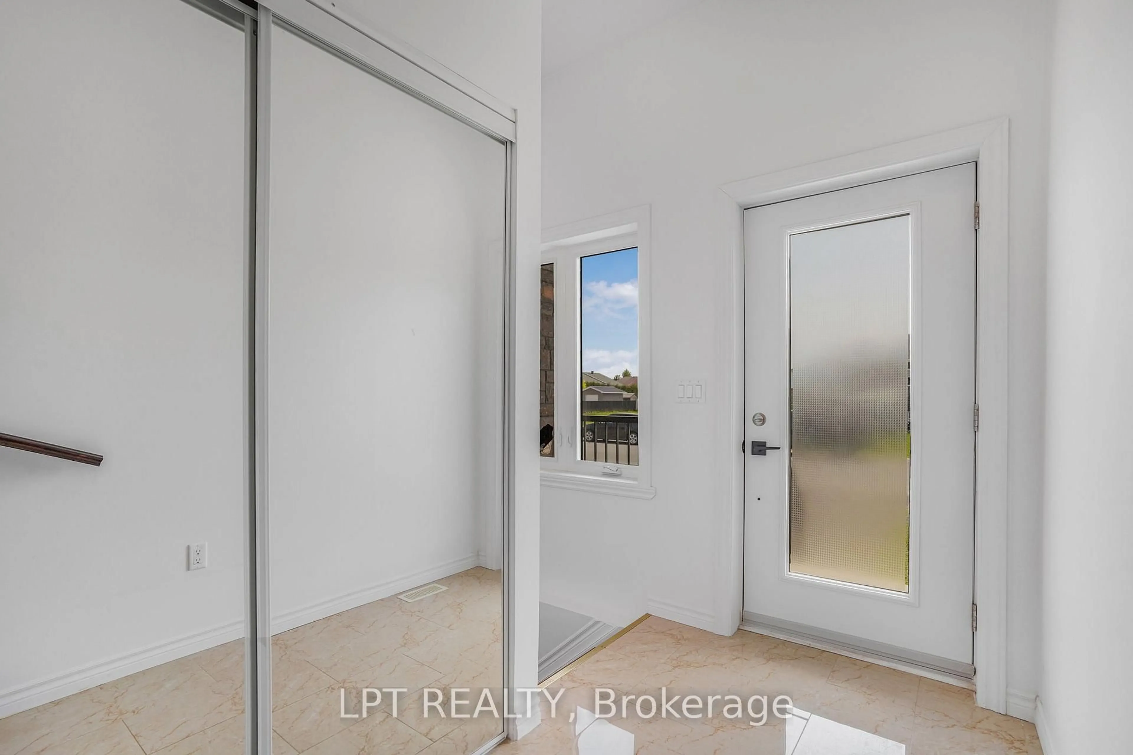 Indoor entryway for 1041 Jacynthe St, Hawkesbury Ontario K6A 3V9