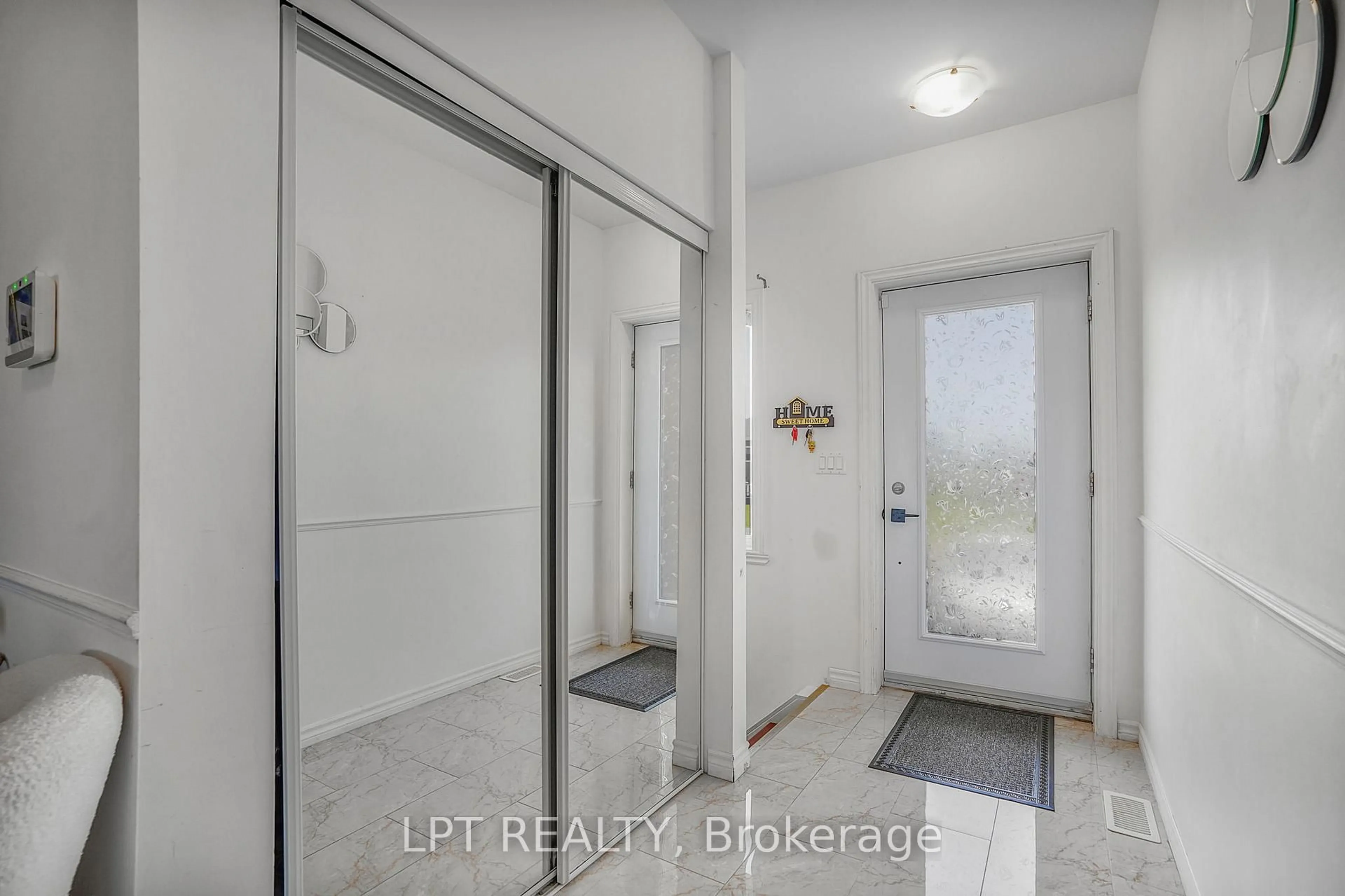 Indoor entryway for 1051 Jacynthe St, Hawkesbury Ontario K6A 3V9