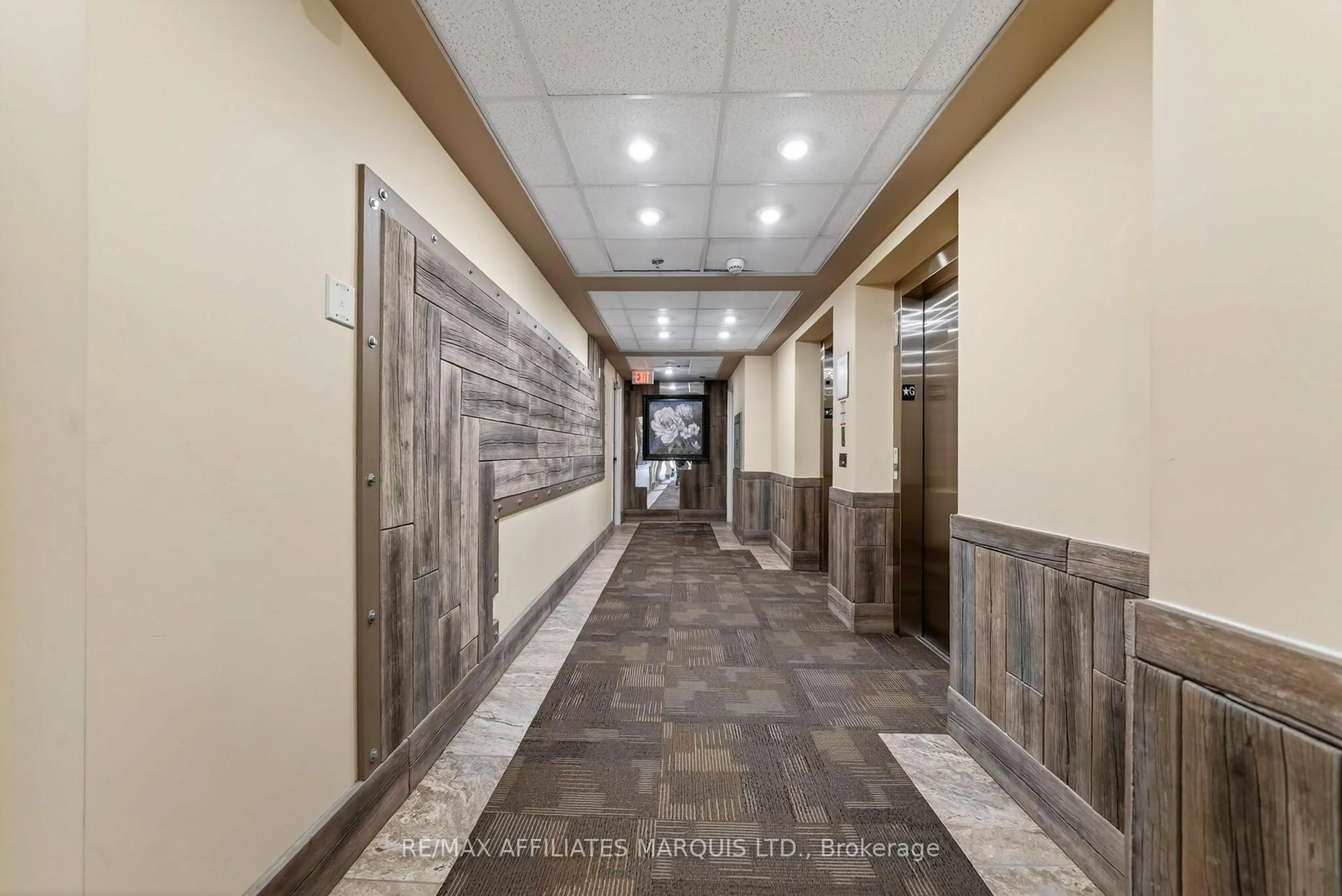 Indoor foyer for 108 Second St #500, Cornwall Ontario K6H 3H1