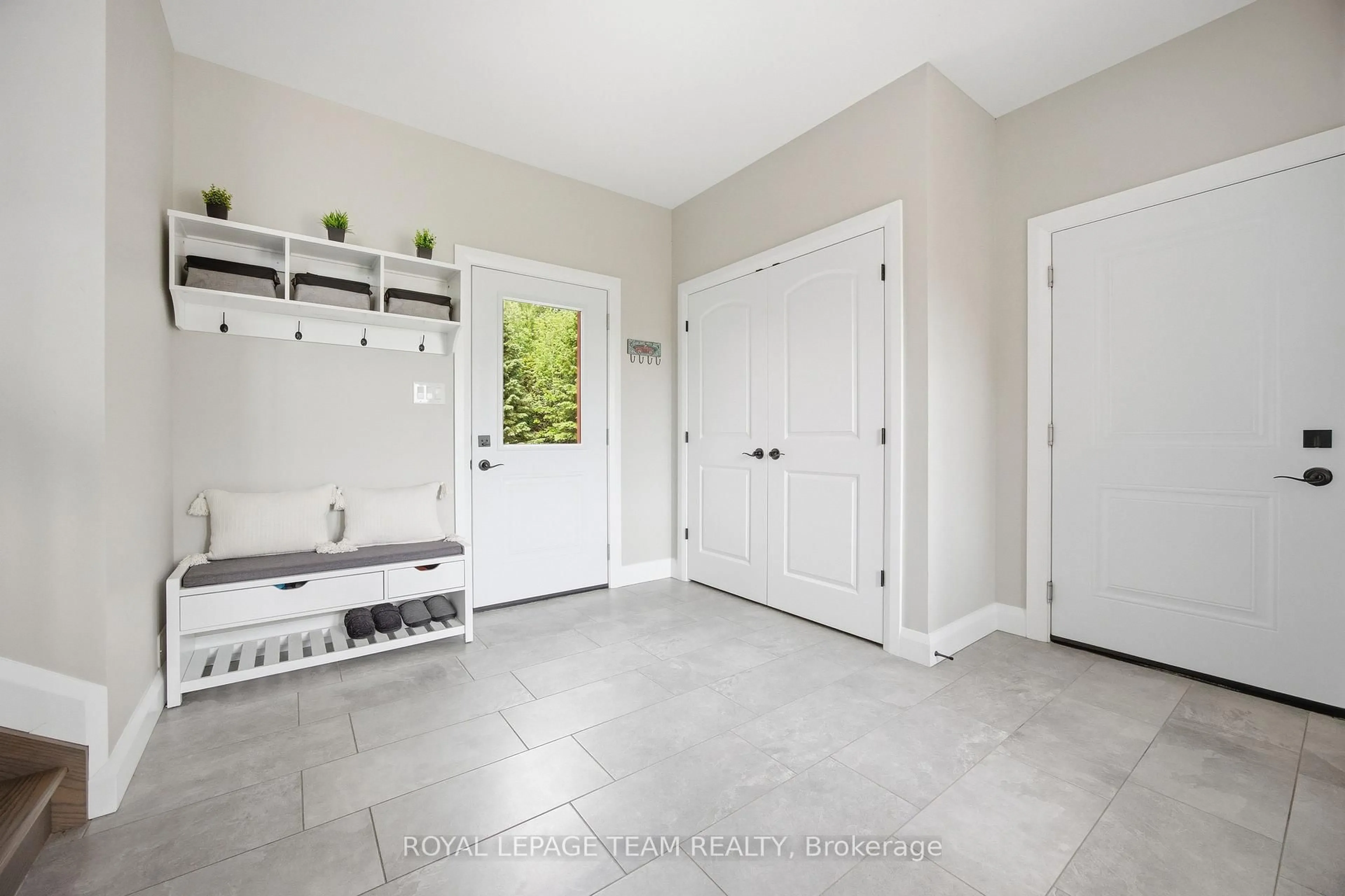 Indoor entryway for 11435 Levere Rd, North Dundas Ontario K0E 1S0