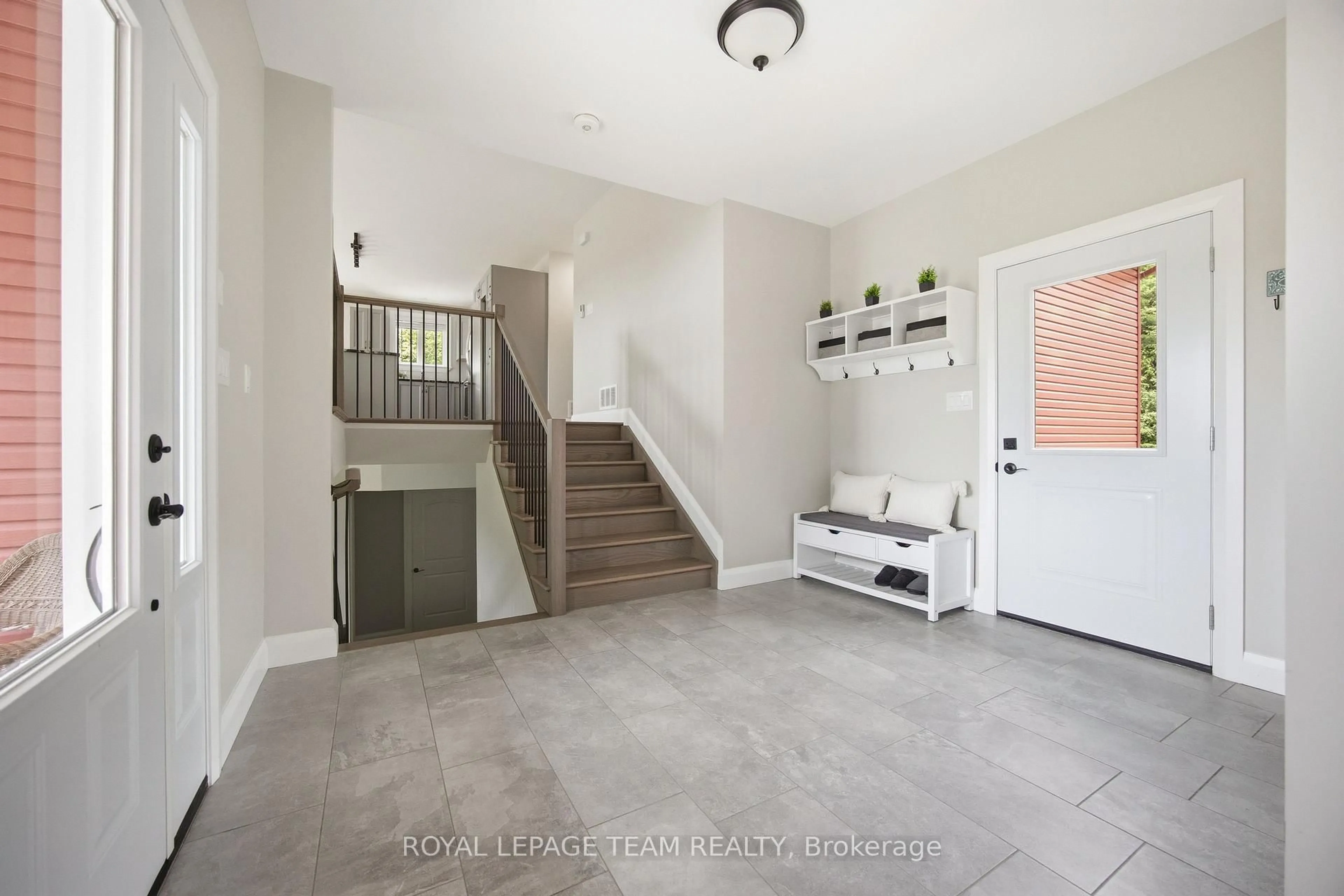 Indoor entryway for 11435 Levere Rd, North Dundas Ontario K0E 1S0