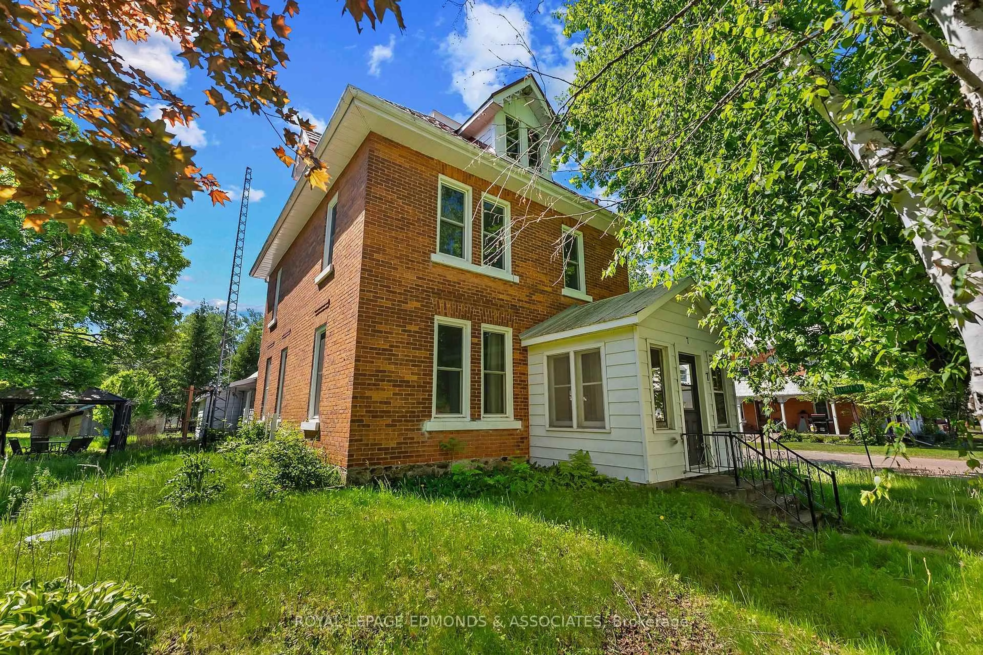 Home with brick exterior material, building for 7 Little St, Beachburg Ontario K0J 1C0