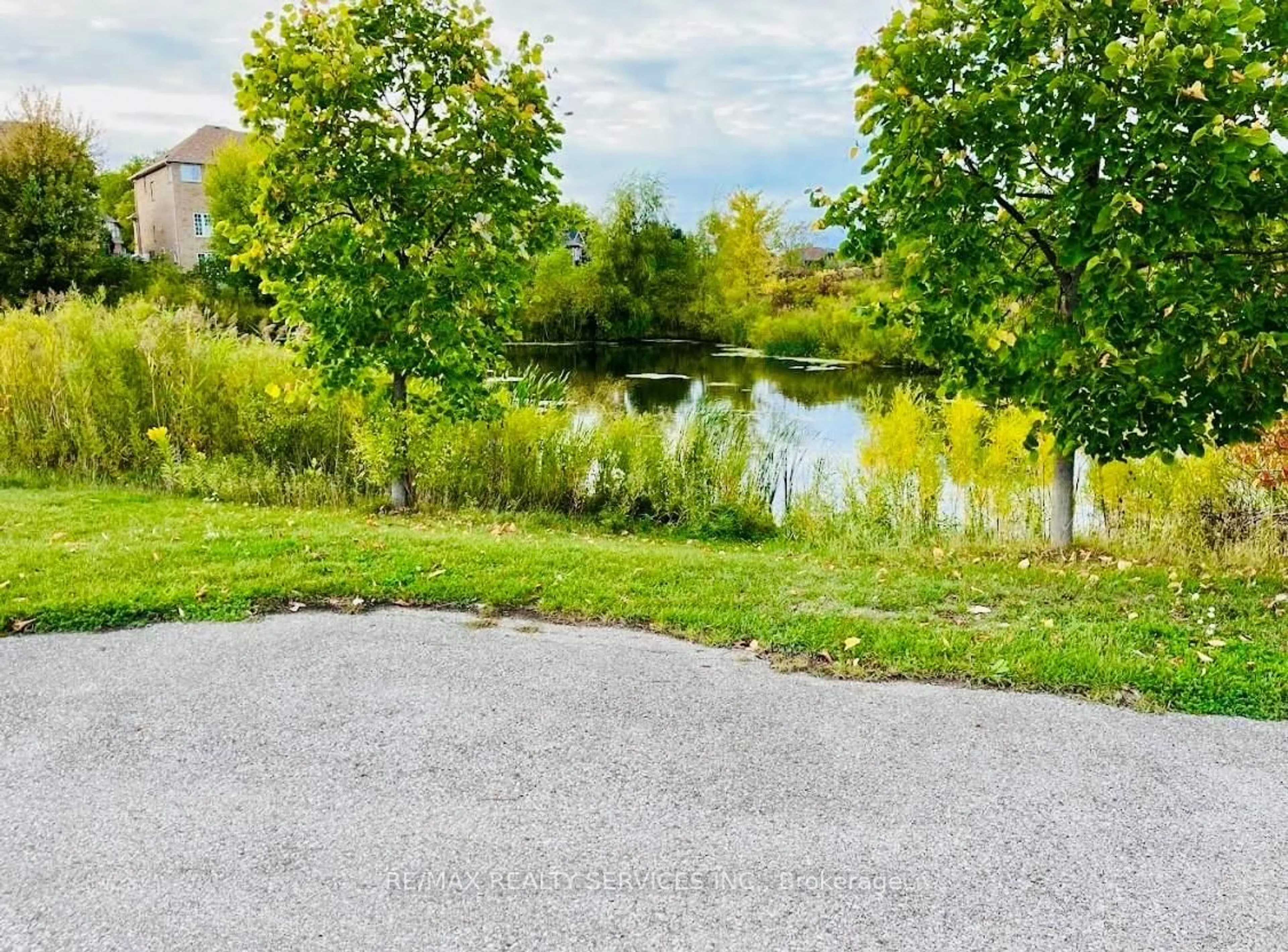 A pic from outside/outdoor area/front of a property/back of a property/a pic from drone, water/lake/river/ocean view for 261 Thomas Ave, Brantford Ontario N3S 0E1