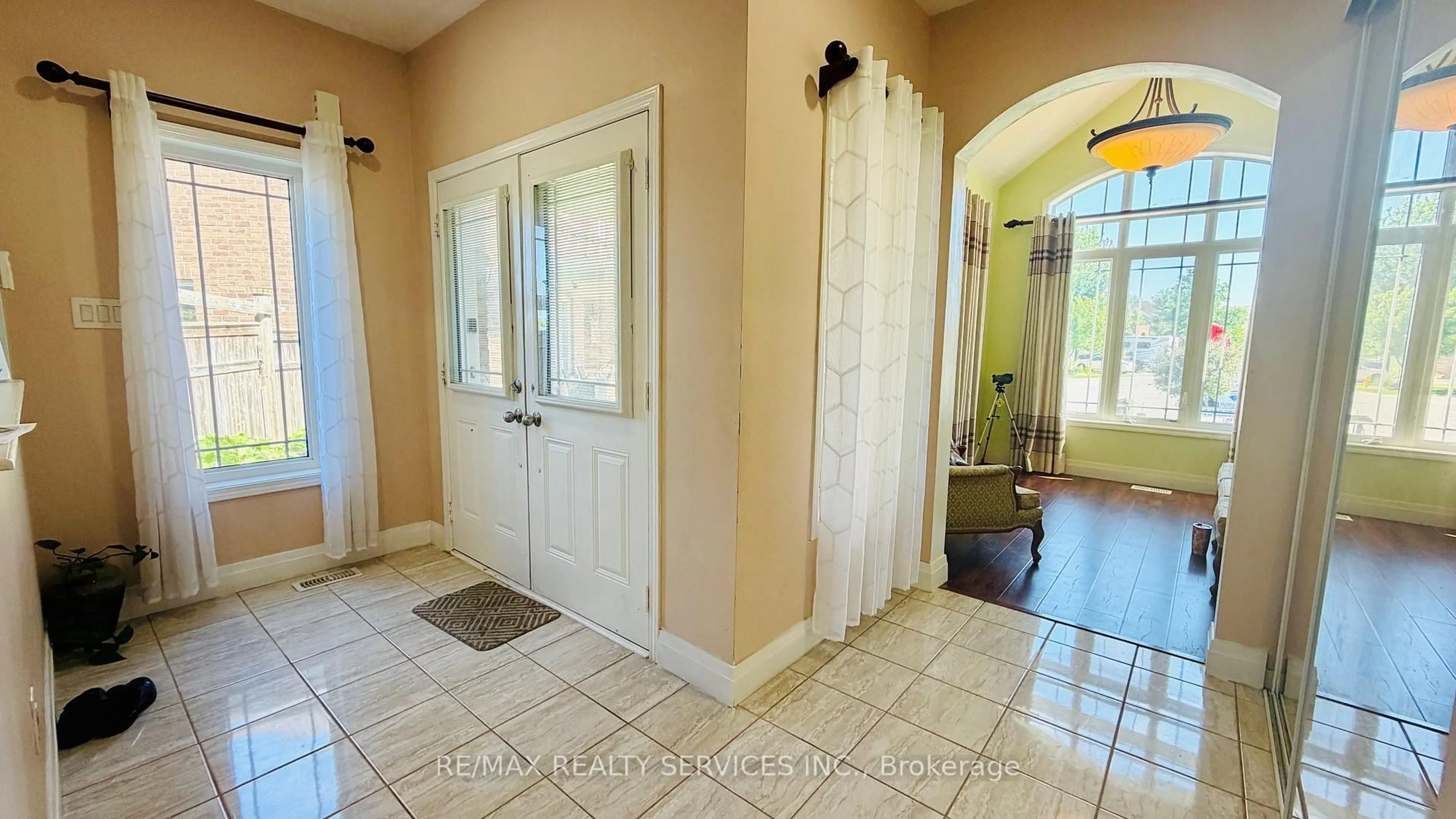 Indoor entryway for 261 Thomas Ave, Brantford Ontario N3S 0E1