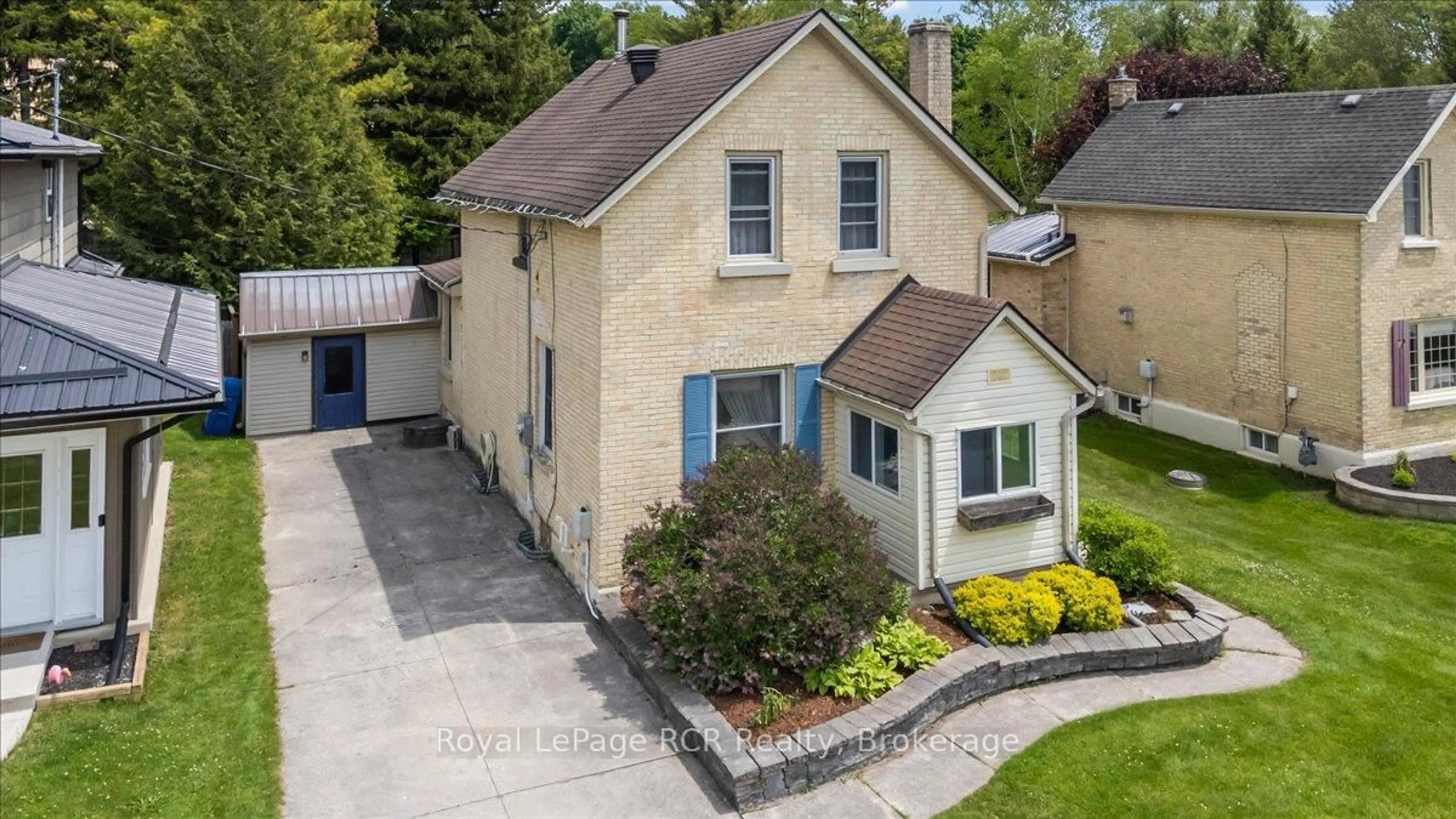 A pic from outside/outdoor area/front of a property/back of a property/a pic from drone, street for 865 7th Ave, Hanover Ontario N4N 2K3