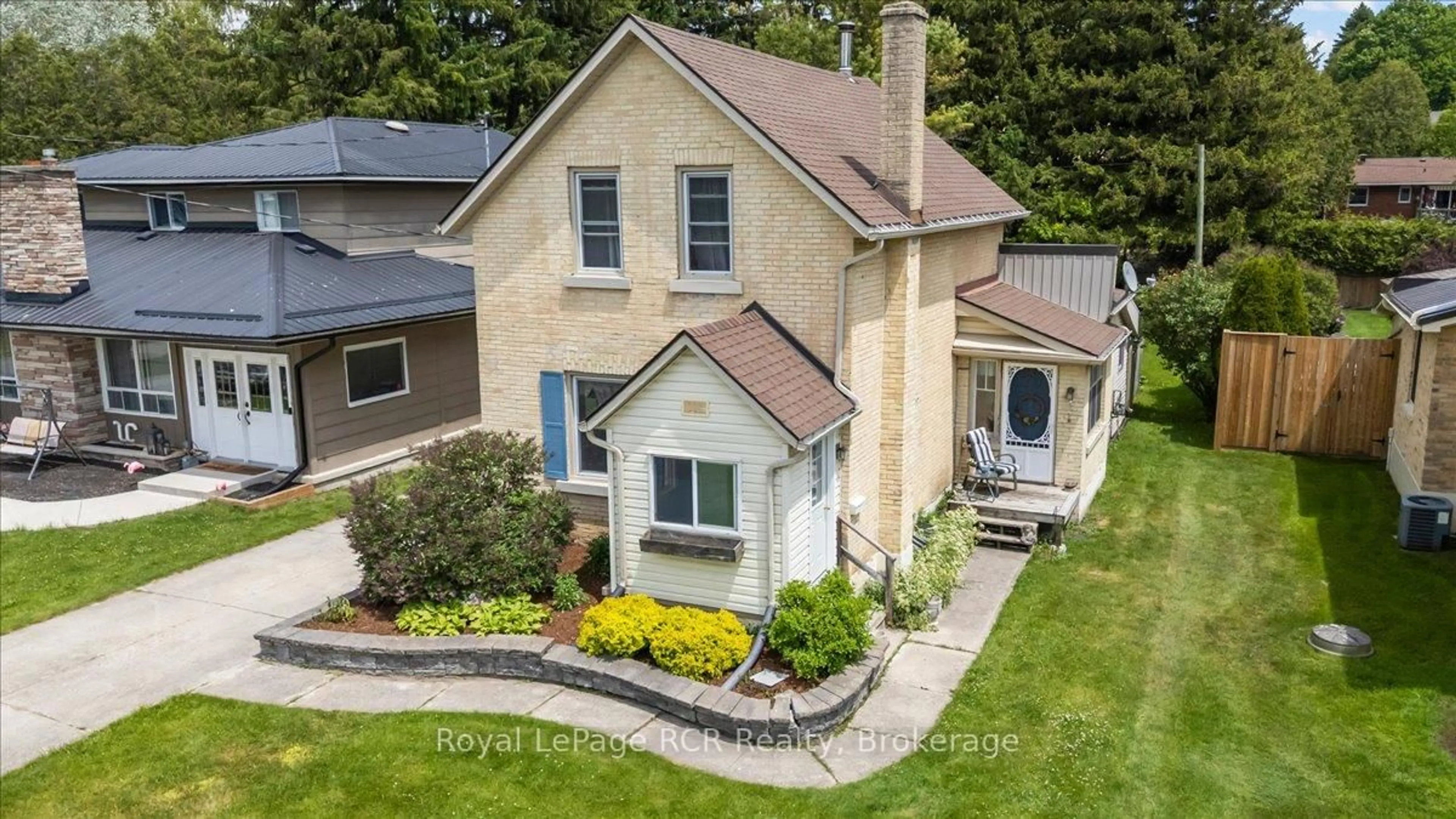 A pic from outside/outdoor area/front of a property/back of a property/a pic from drone, street for 865 7th Ave, Hanover Ontario N4N 2K3