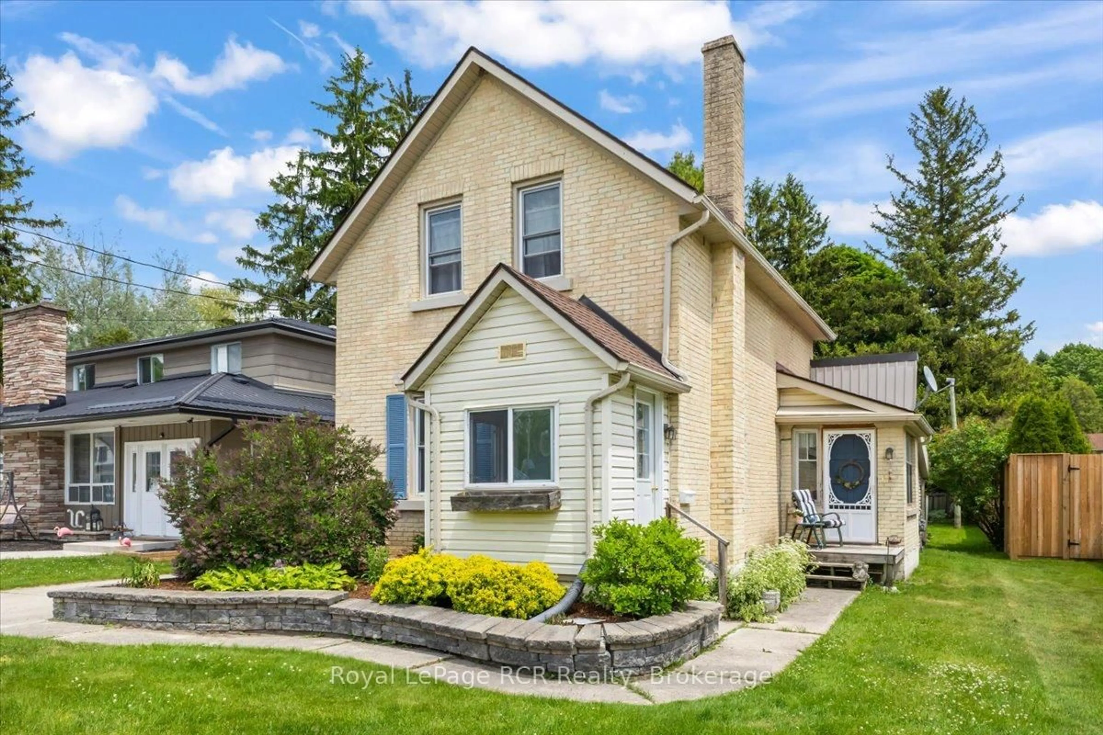 Home with vinyl exterior material, street for 865 7th Ave, Hanover Ontario N4N 2K3