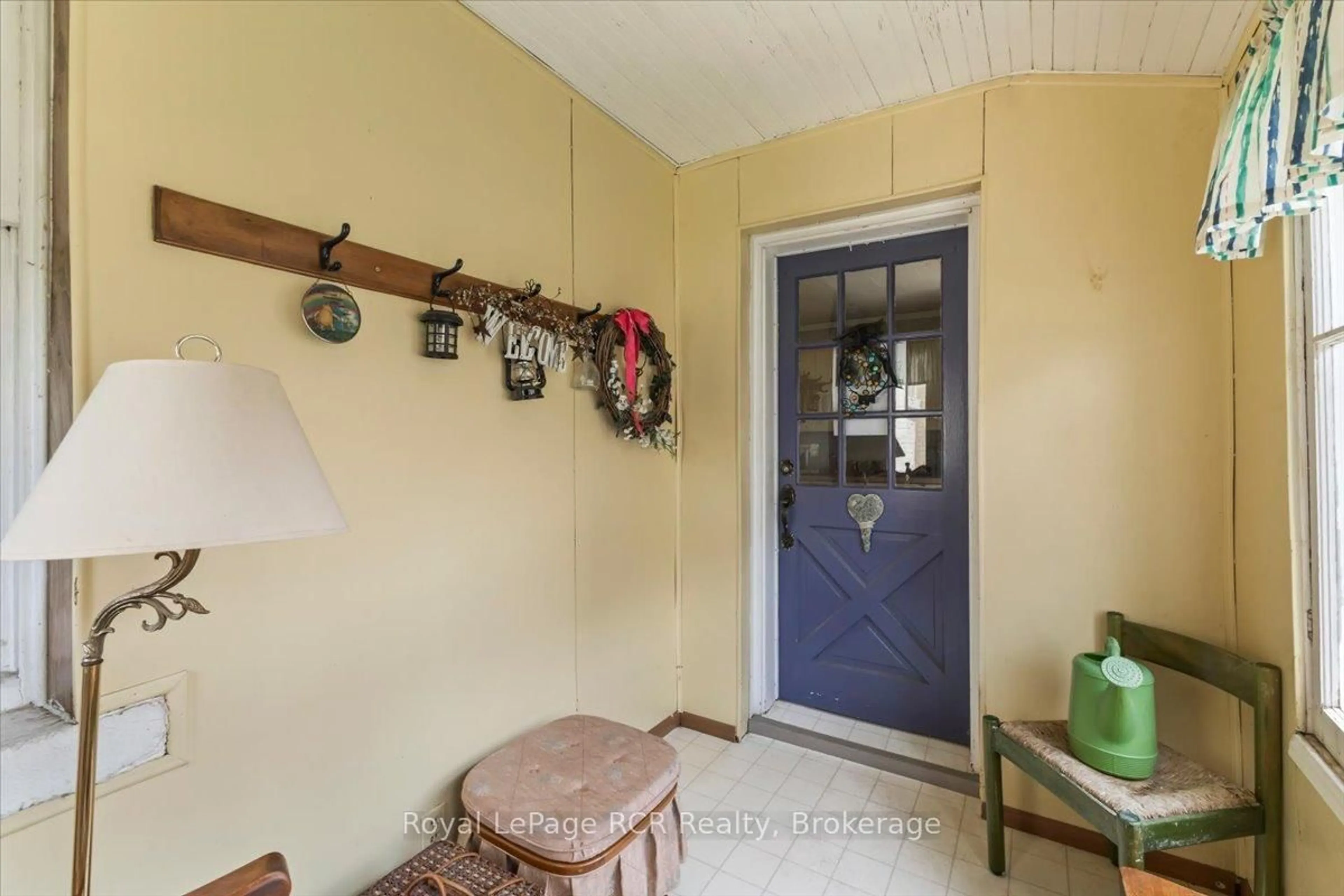 Indoor entryway for 865 7th Ave, Hanover Ontario N4N 2K3