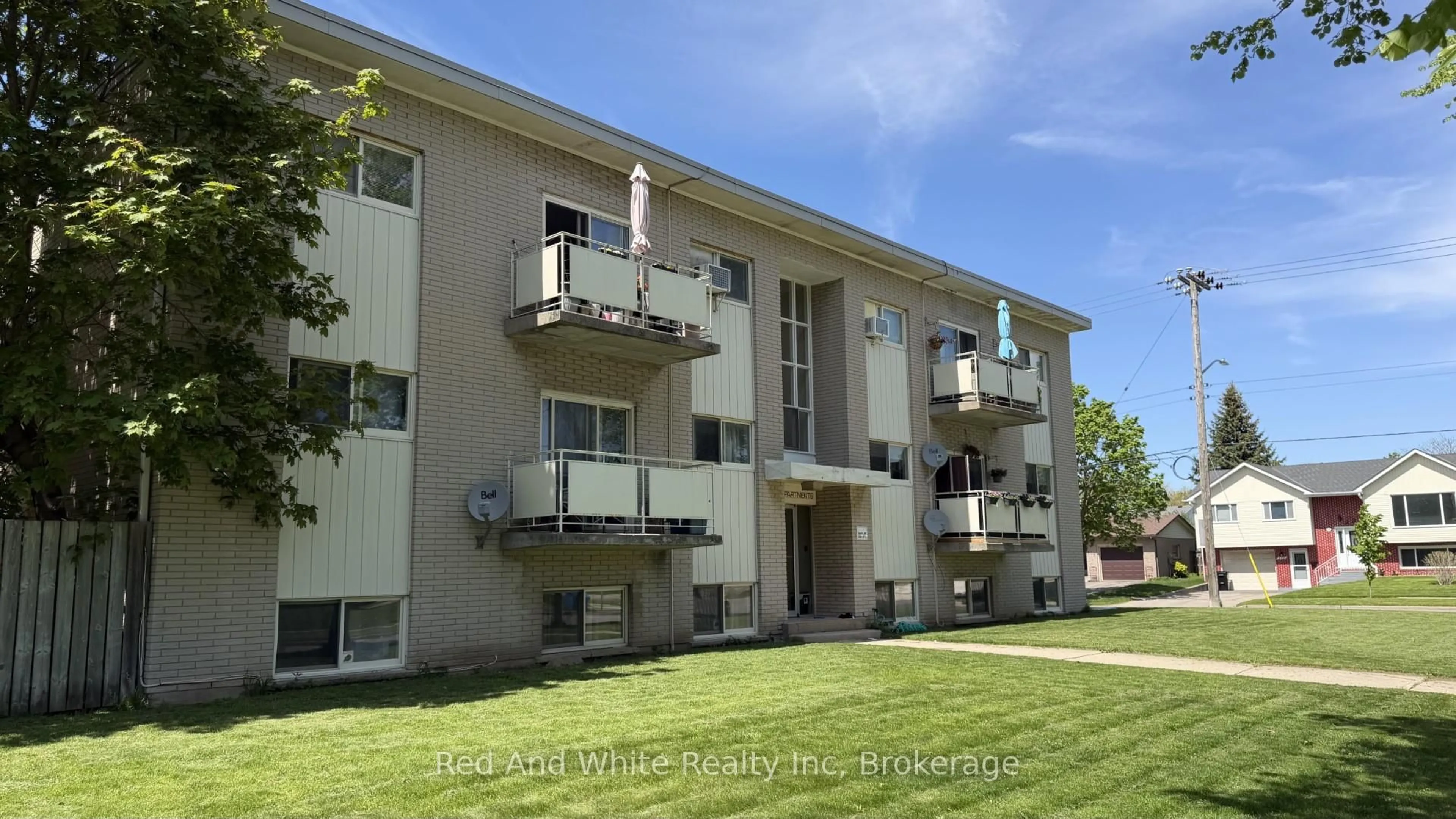 Patio, building for 206 Indian Rd, Kitchener Ontario N2B 2S9