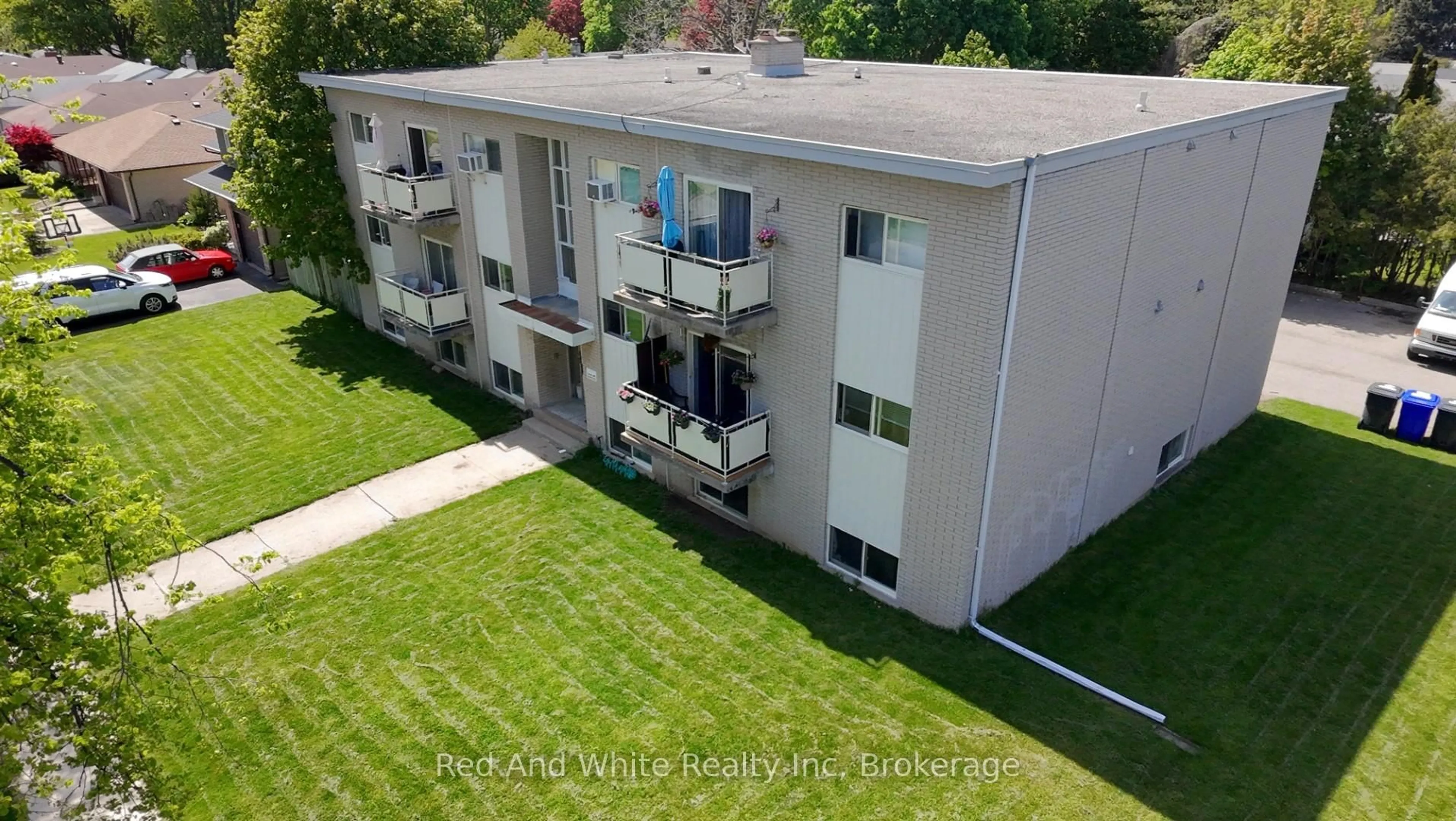 A pic from outside/outdoor area/front of a property/back of a property/a pic from drone, building for 206 Indian Rd, Kitchener Ontario N2B 2S9