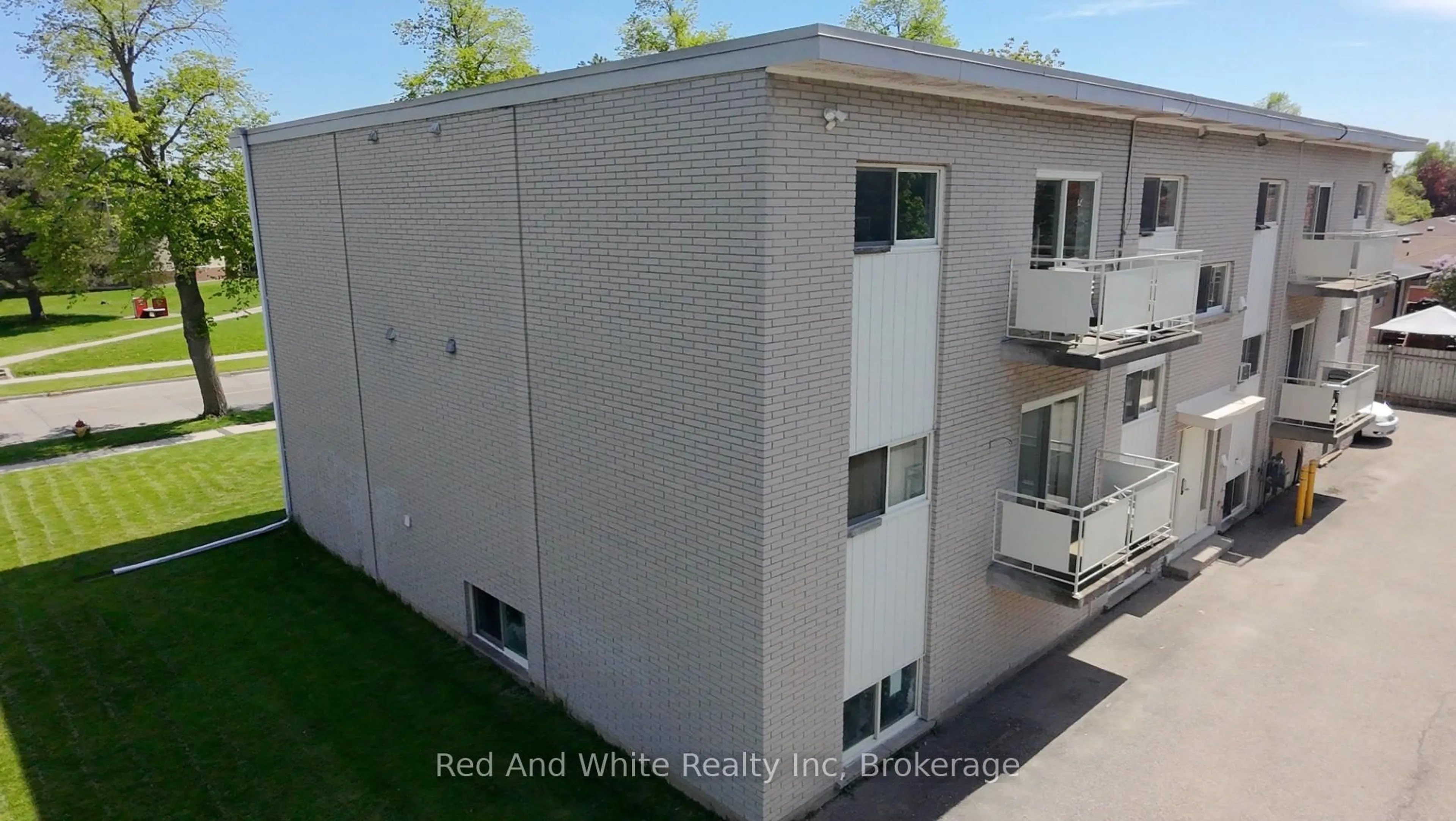 A pic from outside/outdoor area/front of a property/back of a property/a pic from drone, building for 206 Indian Rd, Kitchener Ontario N2B 2S9