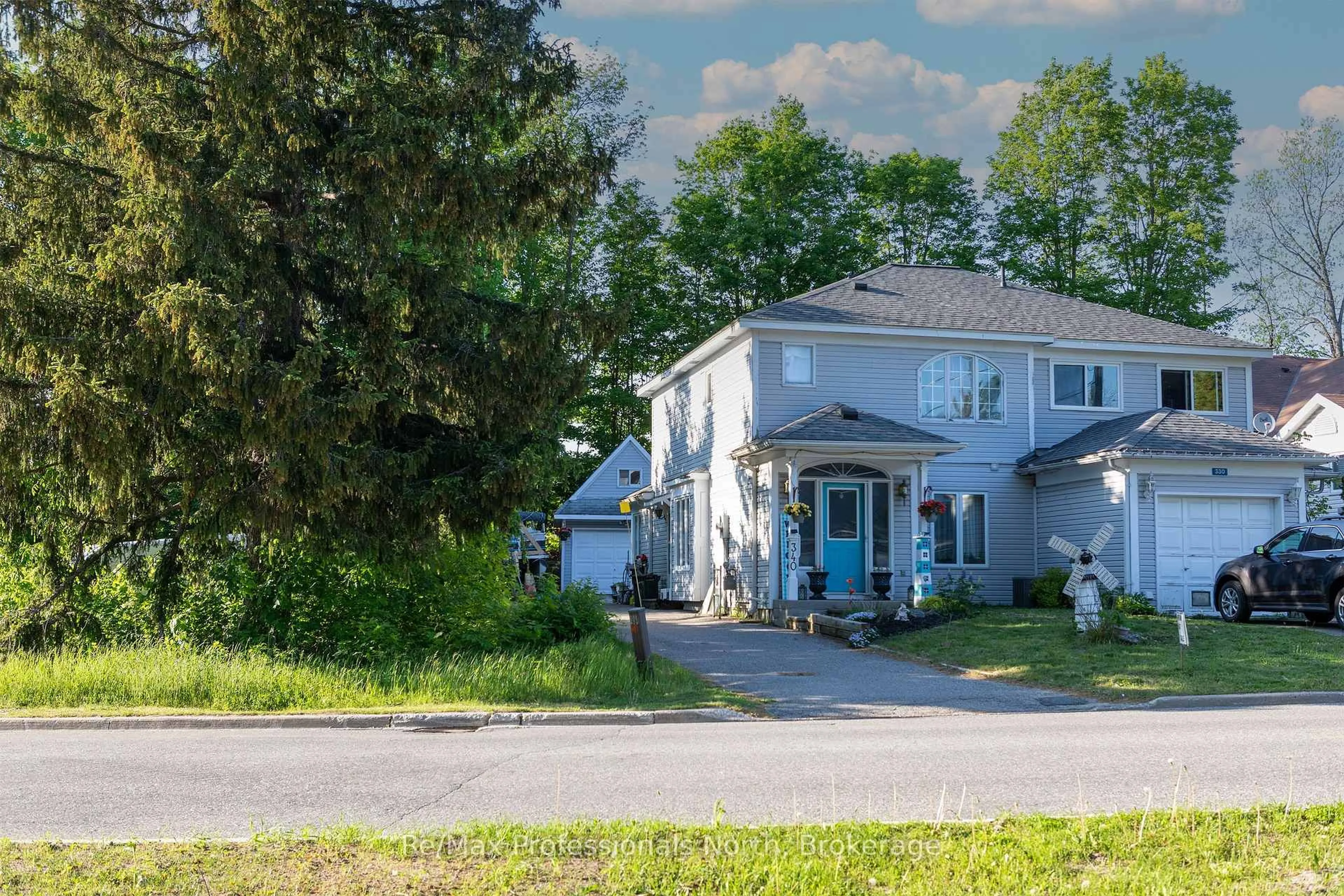A pic from outside/outdoor area/front of a property/back of a property/a pic from drone, street for 340 James St, Gravenhurst Ontario P1P 1J7