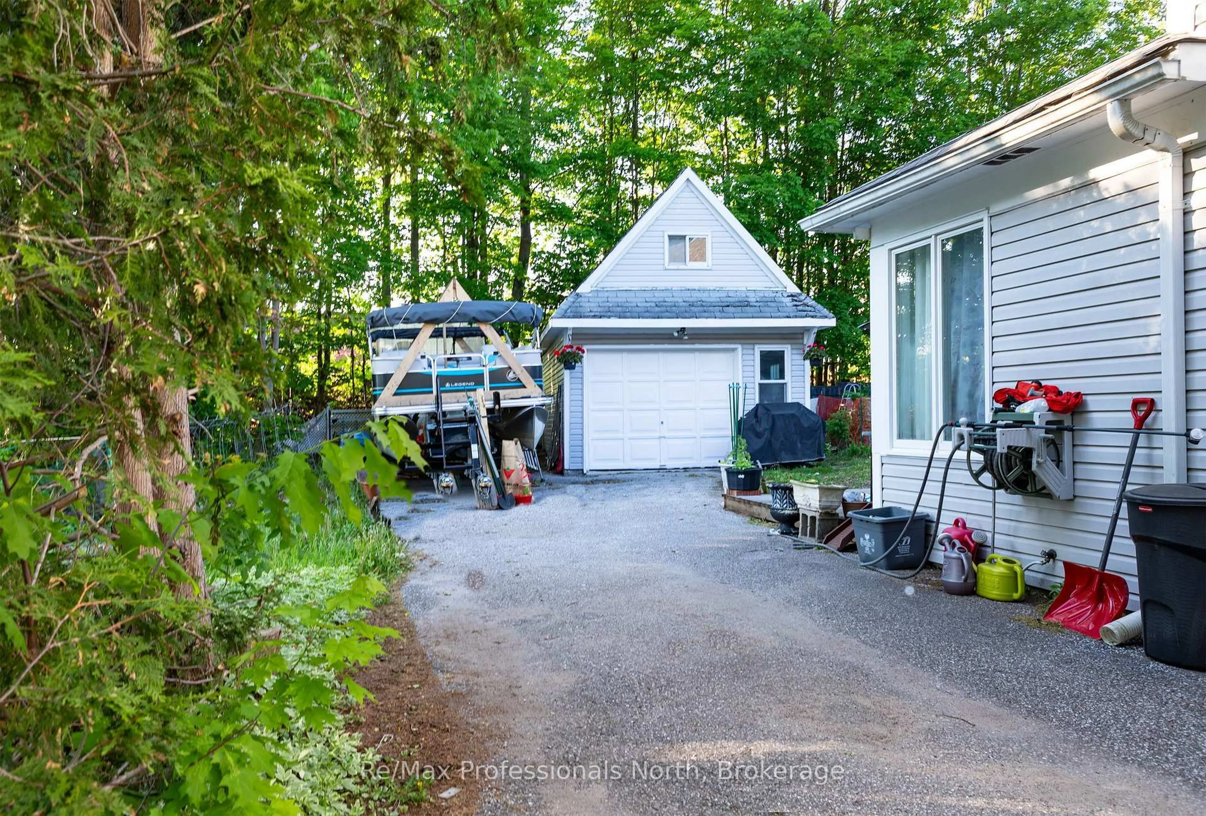Indoor garage for 340 James St, Gravenhurst Ontario P1P 1J7