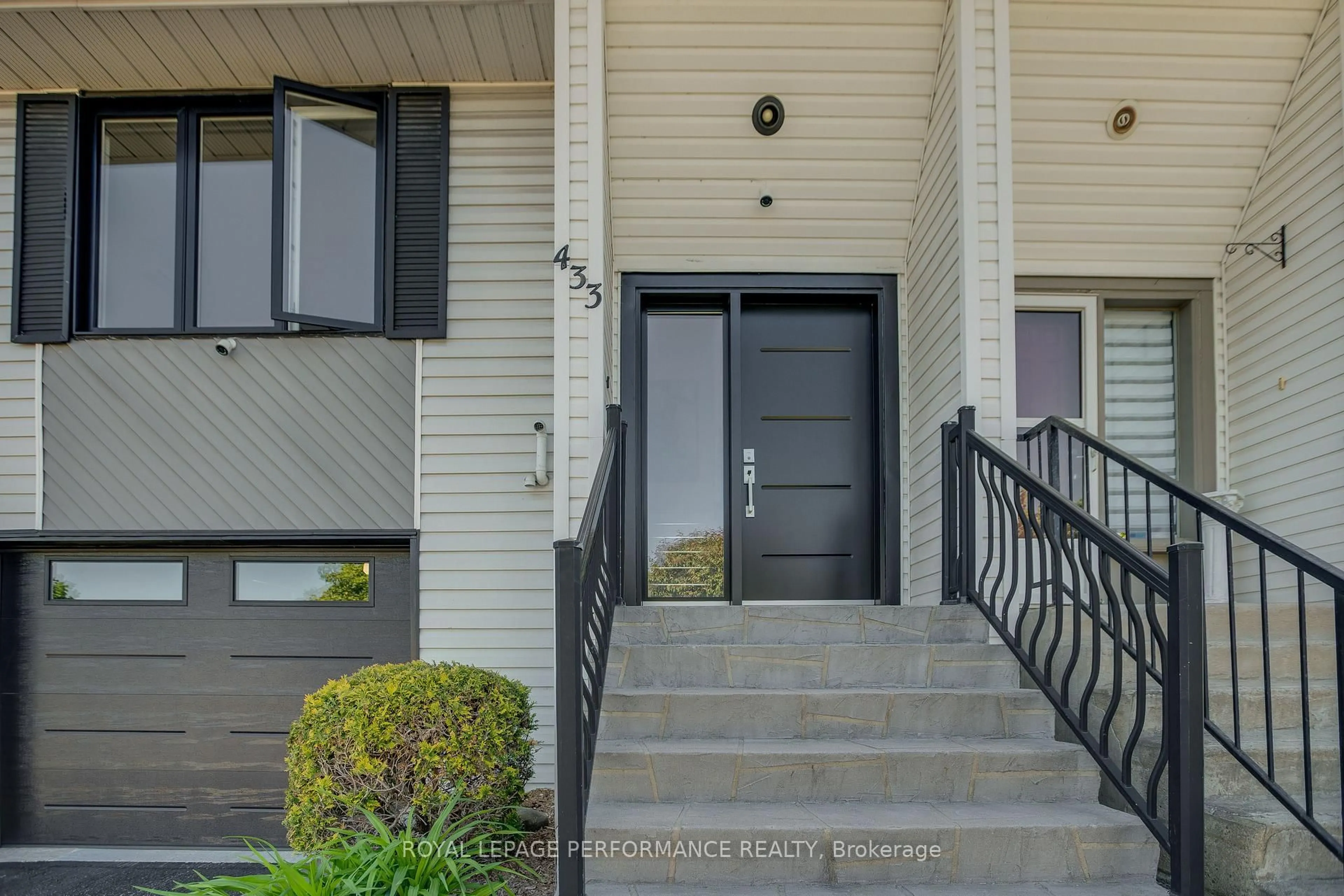 Indoor entryway for 433 Tupper St, Hawkesbury Ontario K6A 3L9