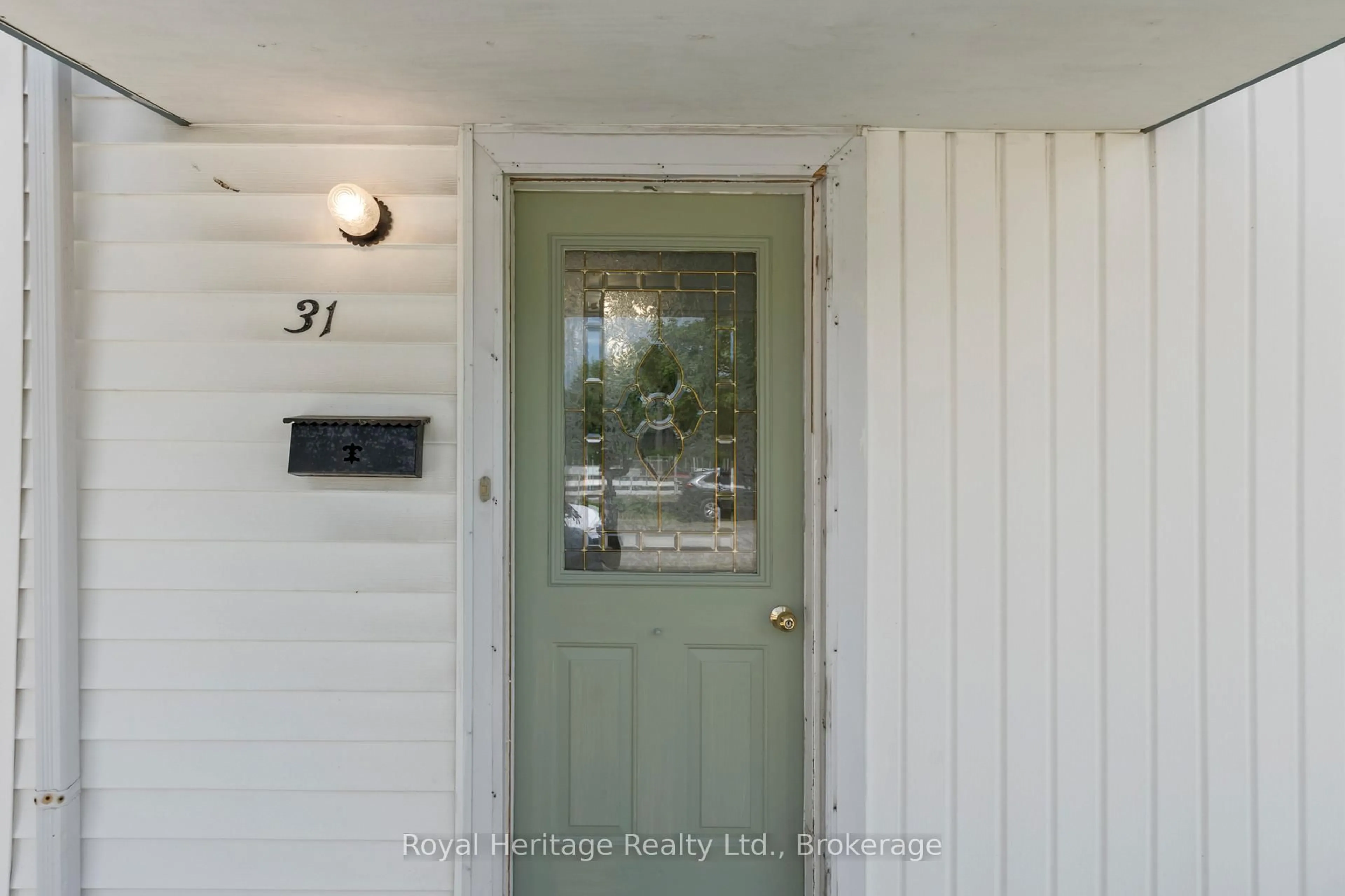 Indoor entryway for 31 Caroline St, Port Hope Ontario L1A 1Y6